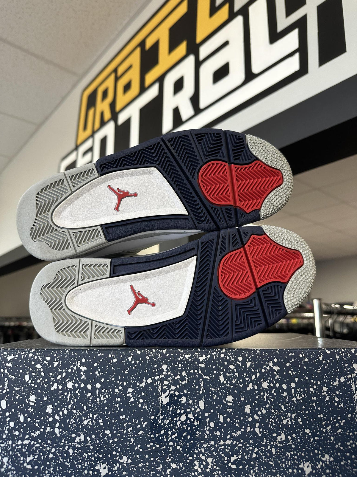 Jordan 4 "Midnight Navy" Size 8 Used