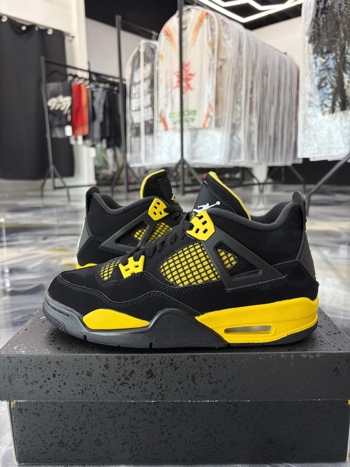 Jordan 4 "Thunder" Used Size 6.5Y/8W