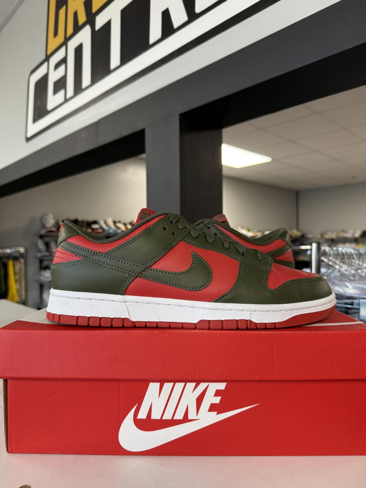 Dunk Low "Mystic Red" Used Size 10.5
