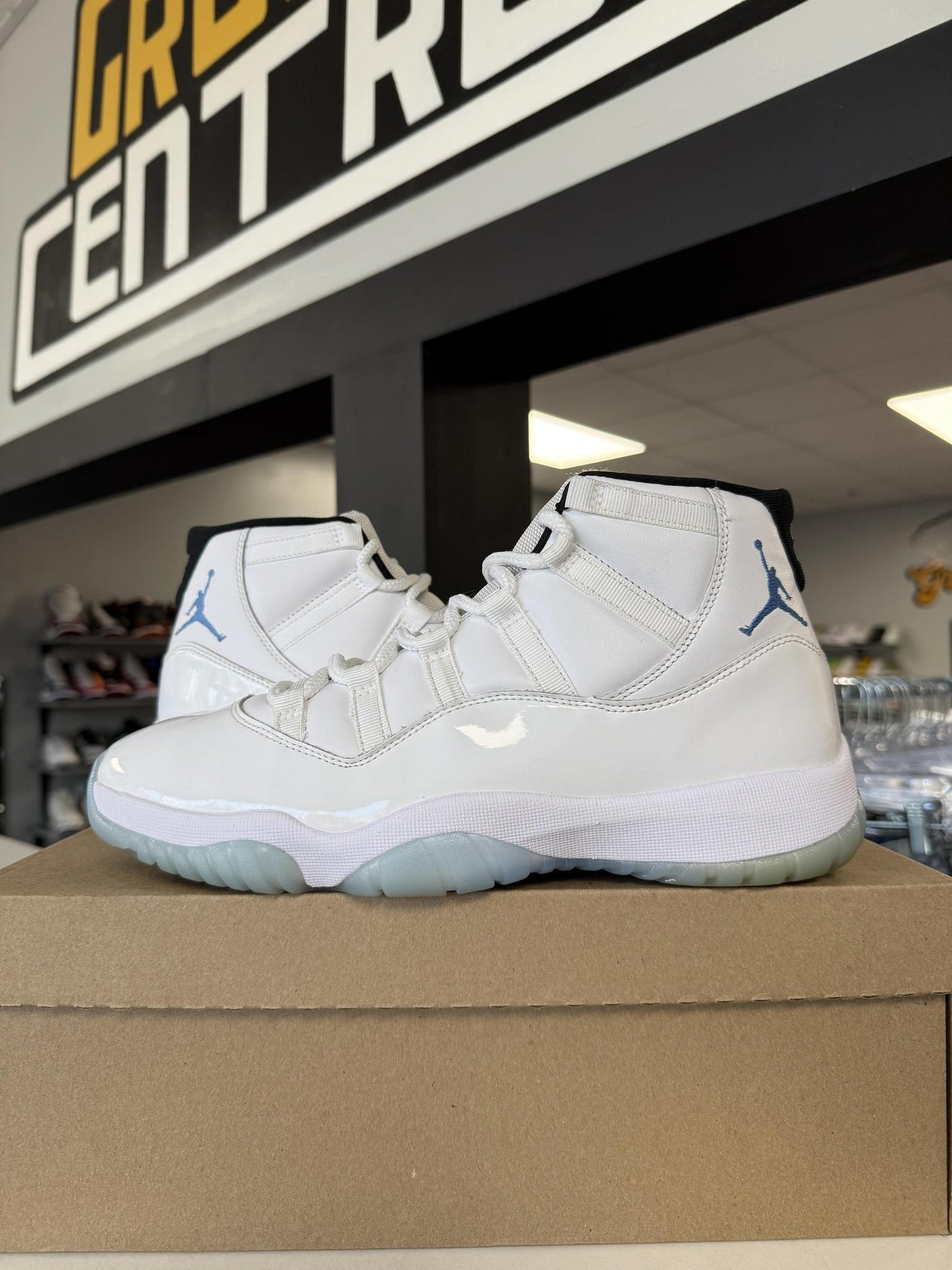 Jordan 11 "Legend Blue" Used Size 9.5