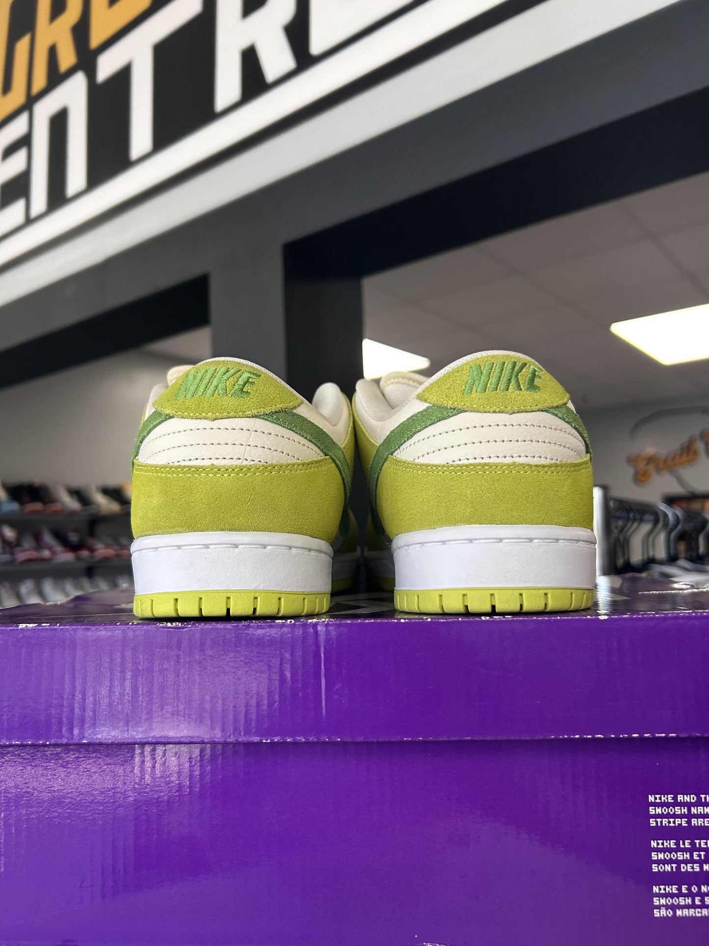 Dunk Low SB "Green Apple" Used Size 11