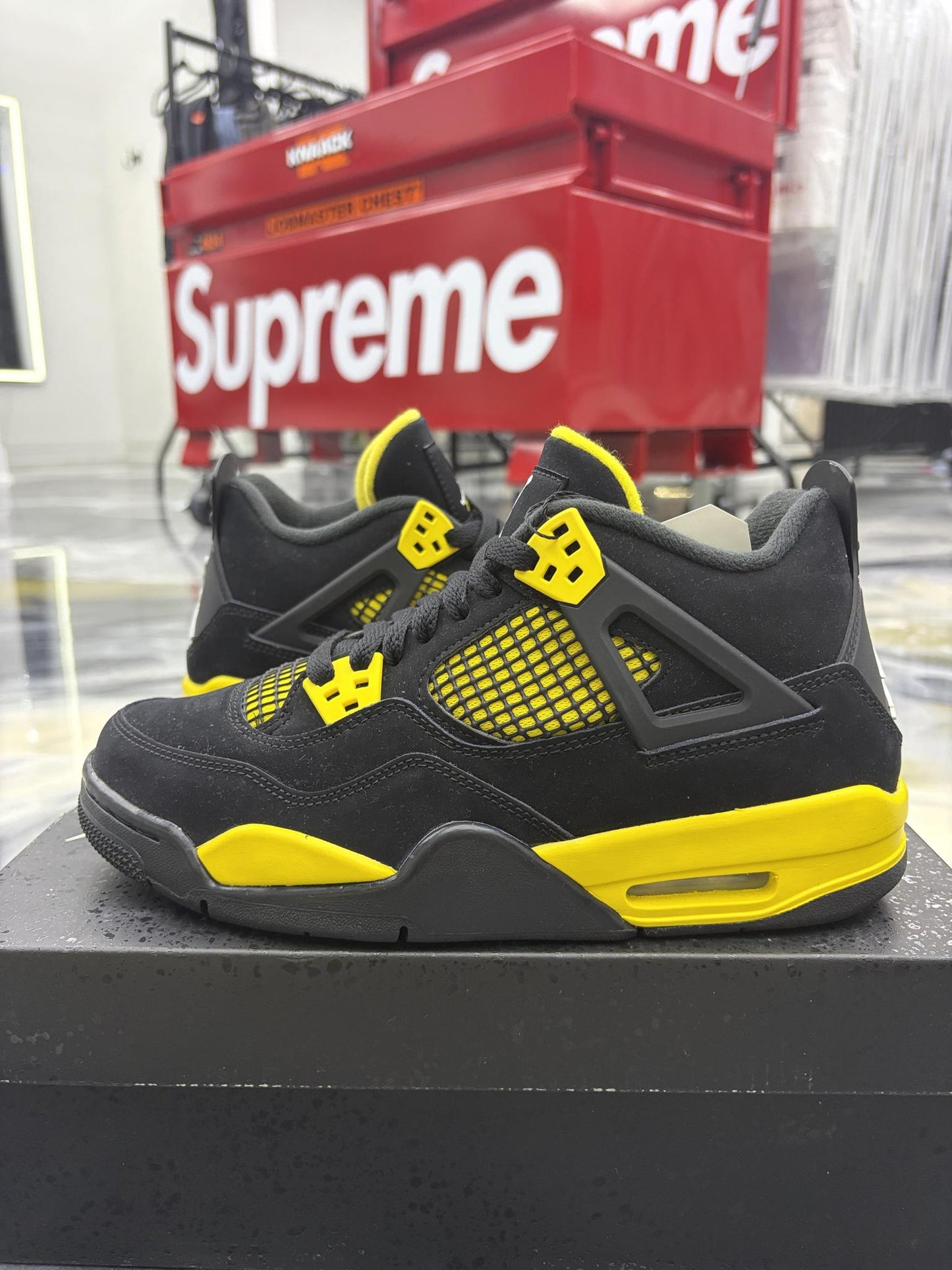 Jordan 4 "Thunder" Used Size 6.5Y/8W