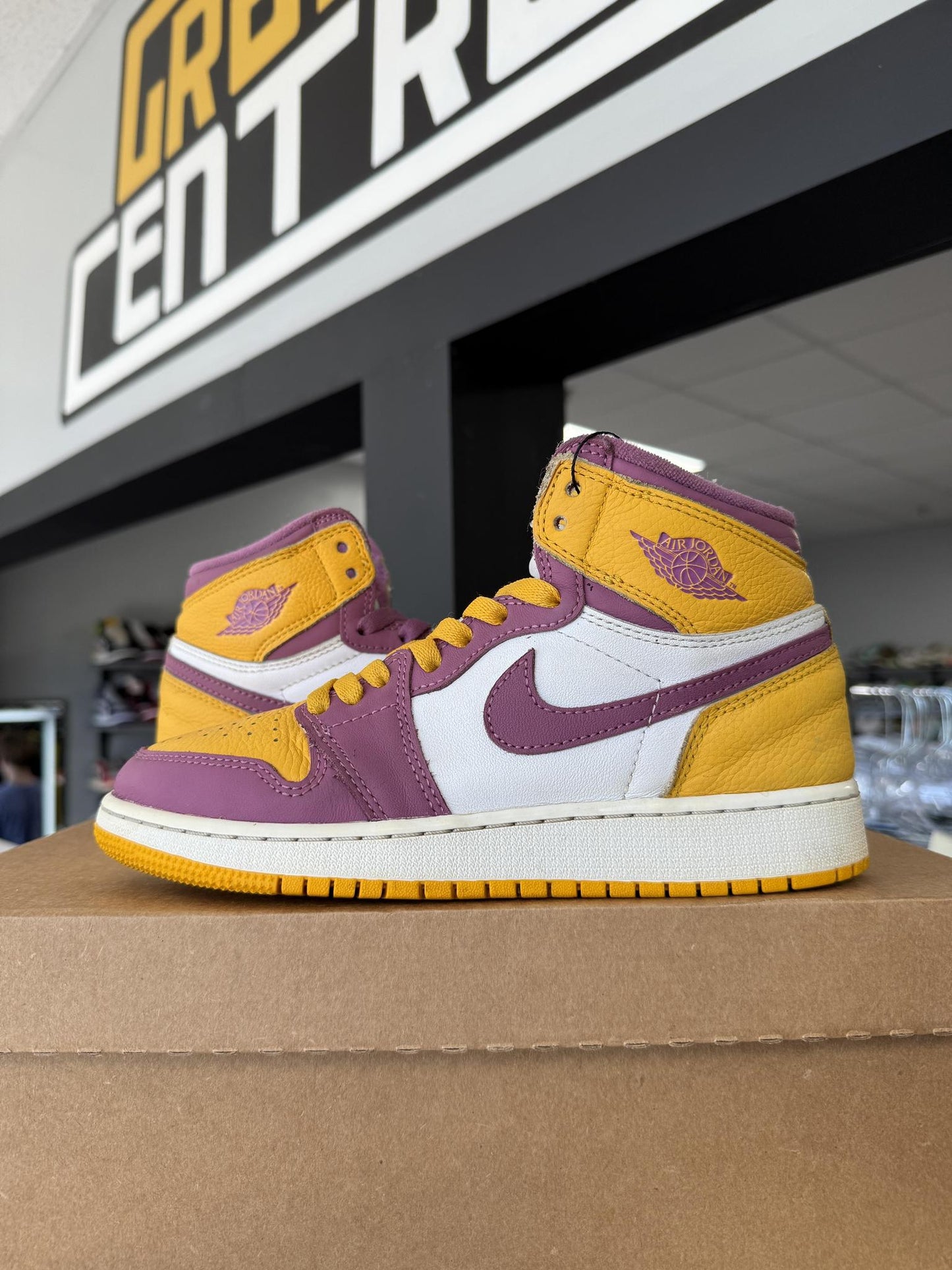 Jordan 1 "Brotherhood" Used Size 5.5Y/7W