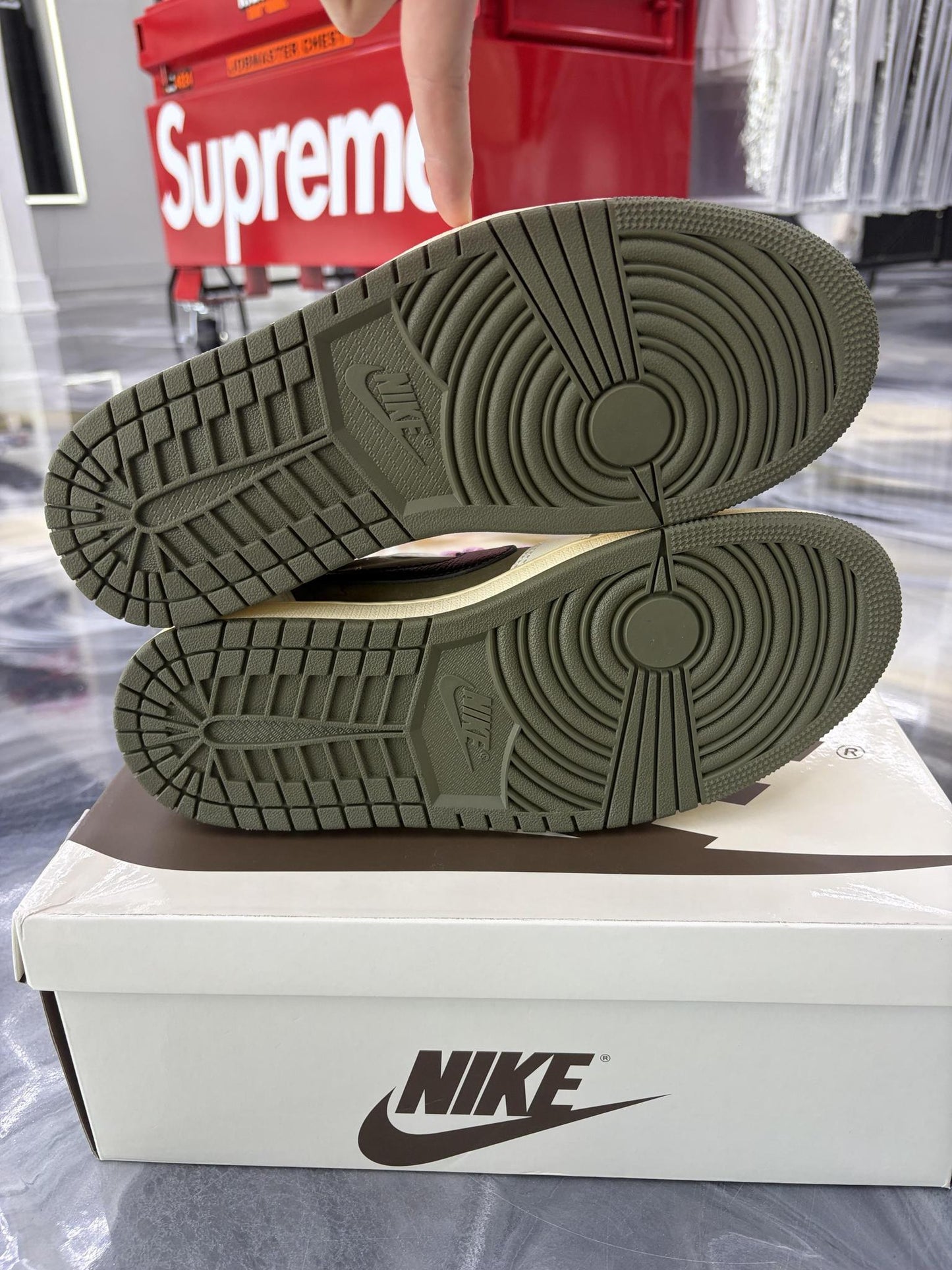 Jordan 1 Low X Travis Scott "Medium Olive" Used Size 9