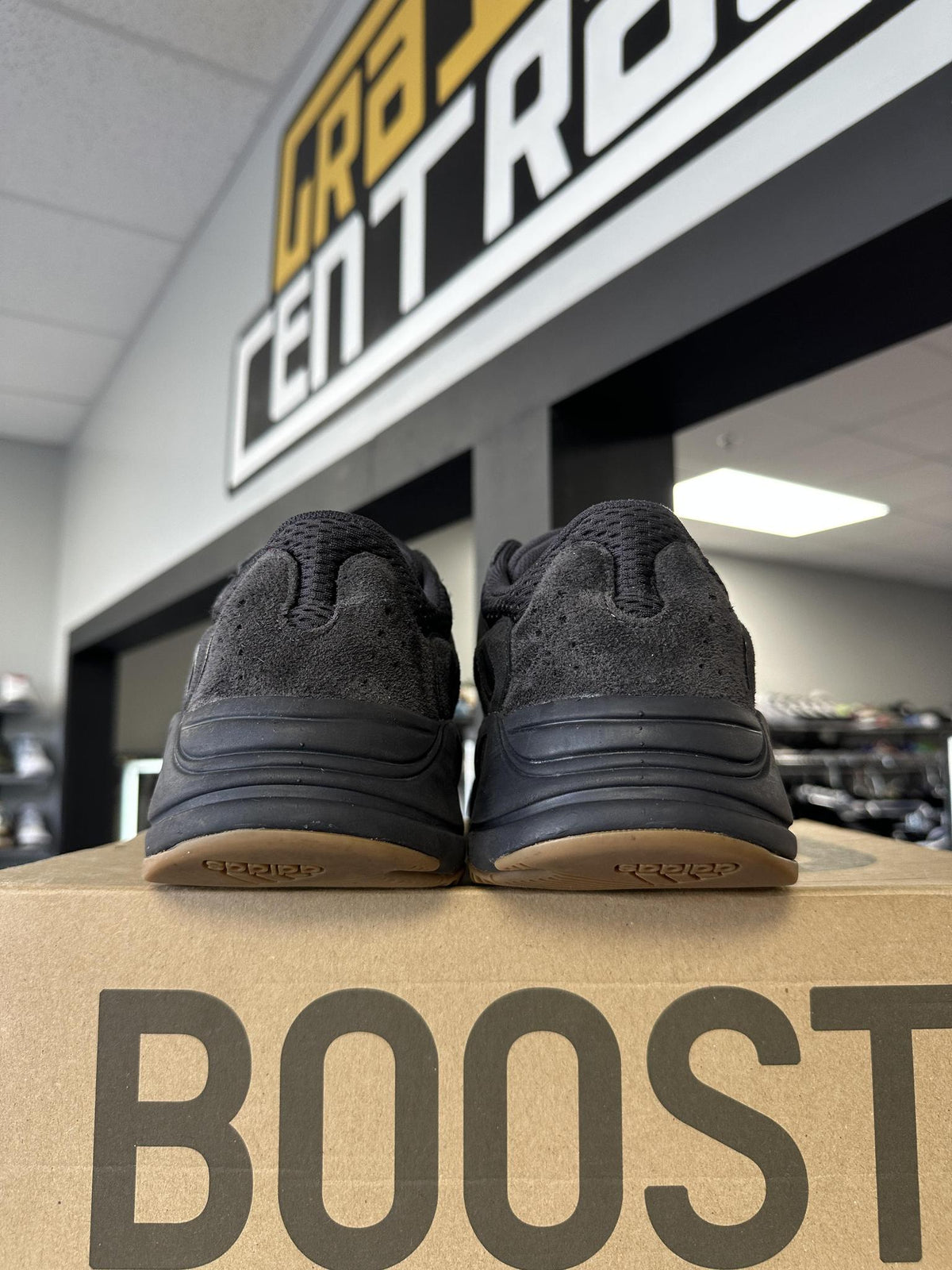 Adidas Yeezy 700 "Utility Black" Used Size 11