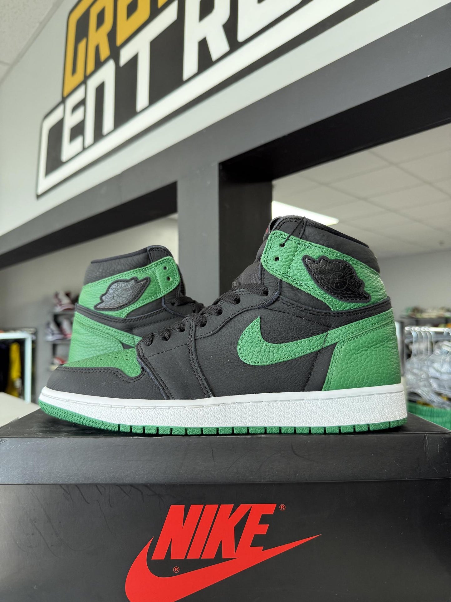 Jordan 1 "Pine Green 2.0" Used Size 9