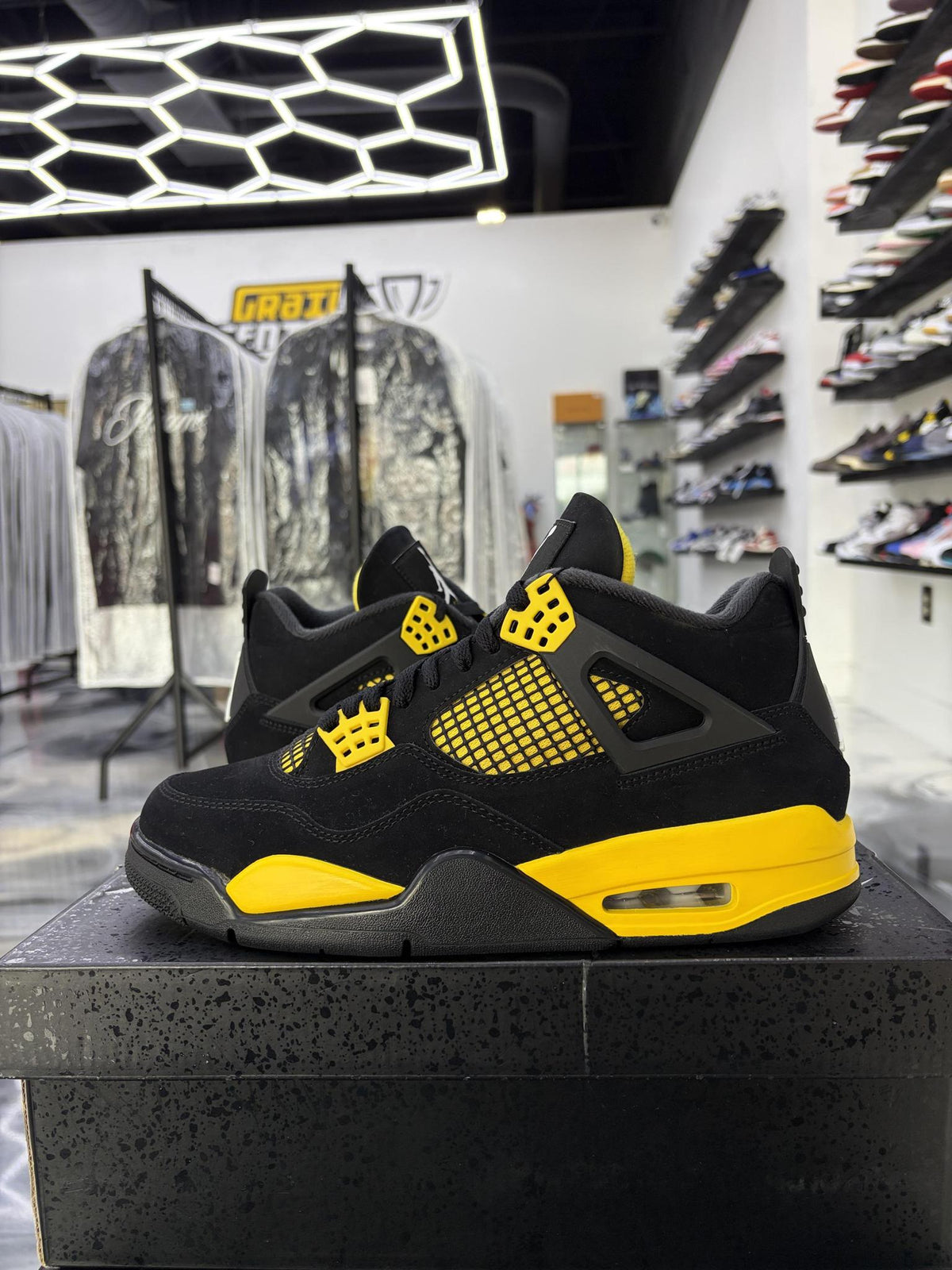 Jordan 4 "Thunder" Used Size 8.5