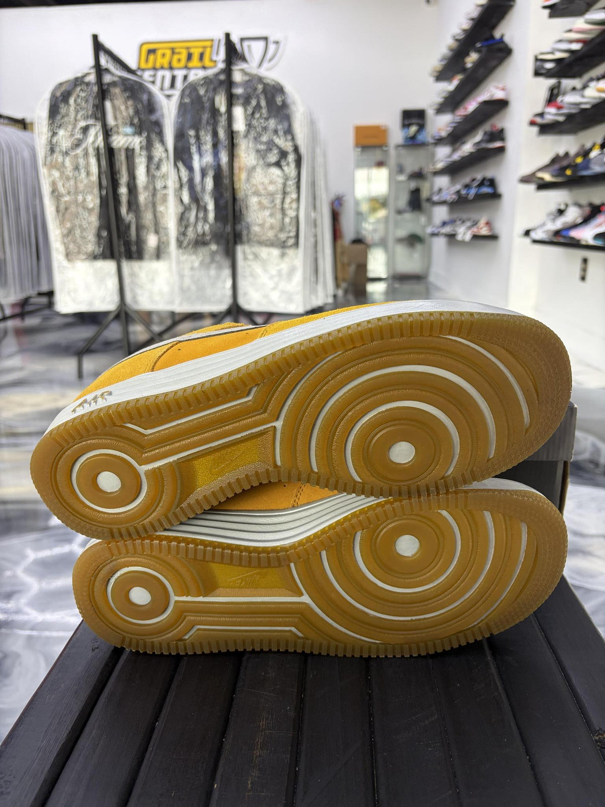 Nike Air Force 1 Low "University Gold" Used Size 9