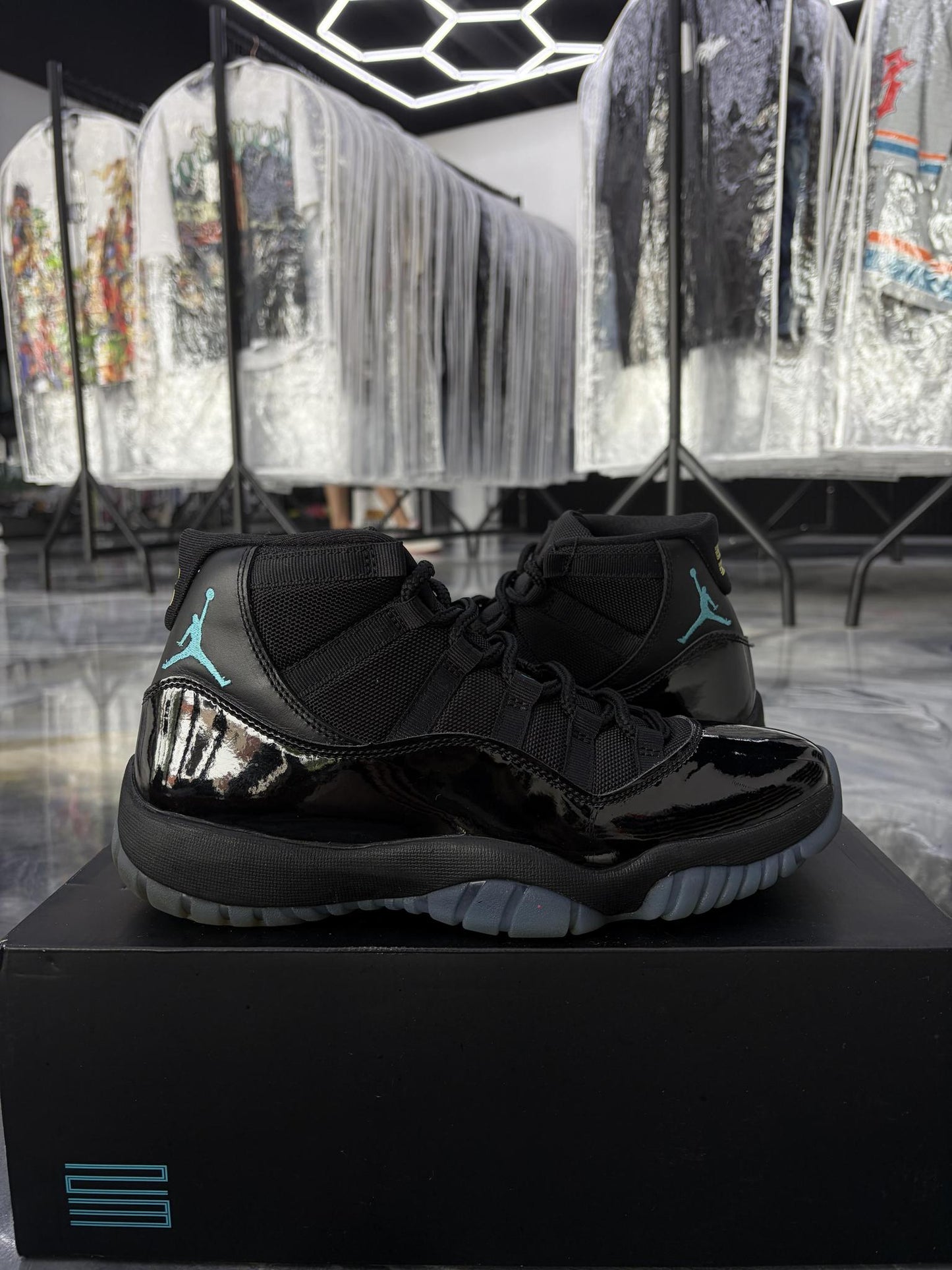 Jordan 11 "Gamma" Used Size 9