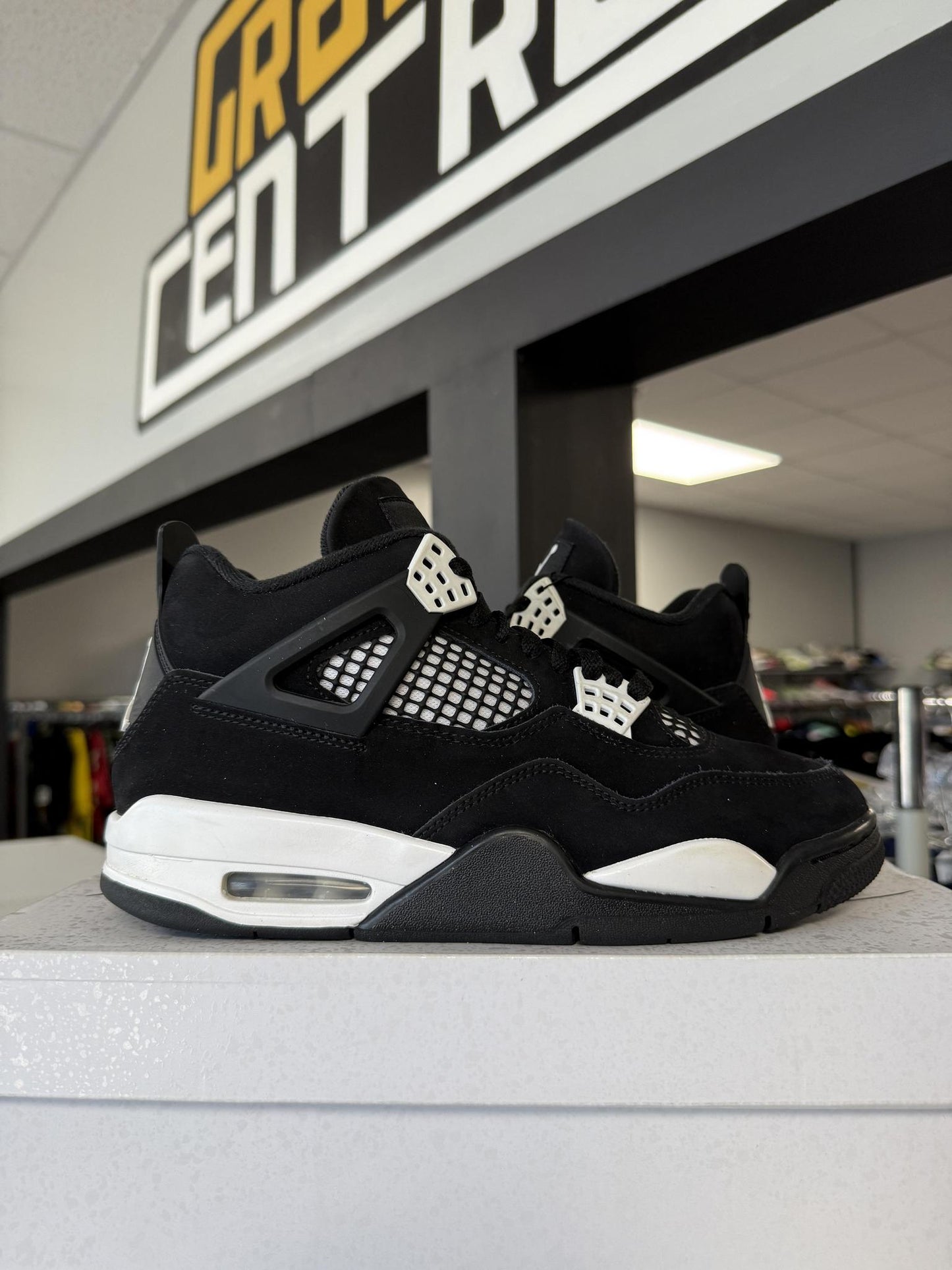 Jordan 4 "White Thunder" Used Size 8