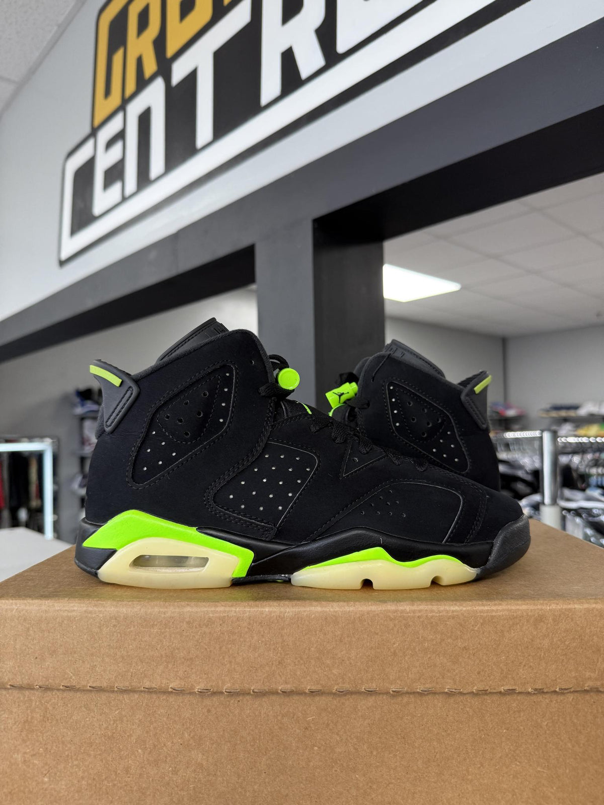 Jordan 6 "Electric Green" Used Size 5.5Y/7W