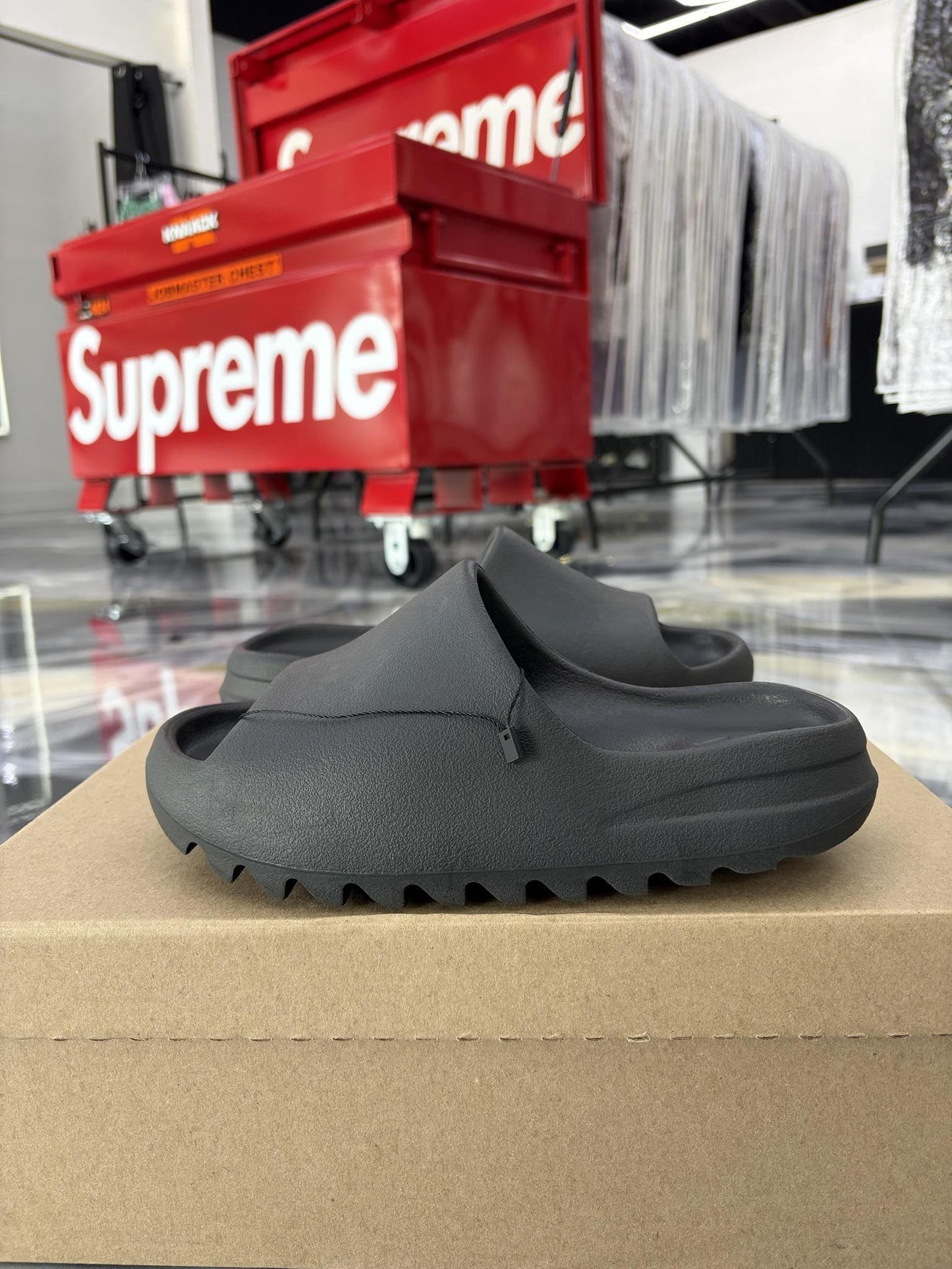 Yeezy Slide "Onyx" Used Size 5Y/6.5W