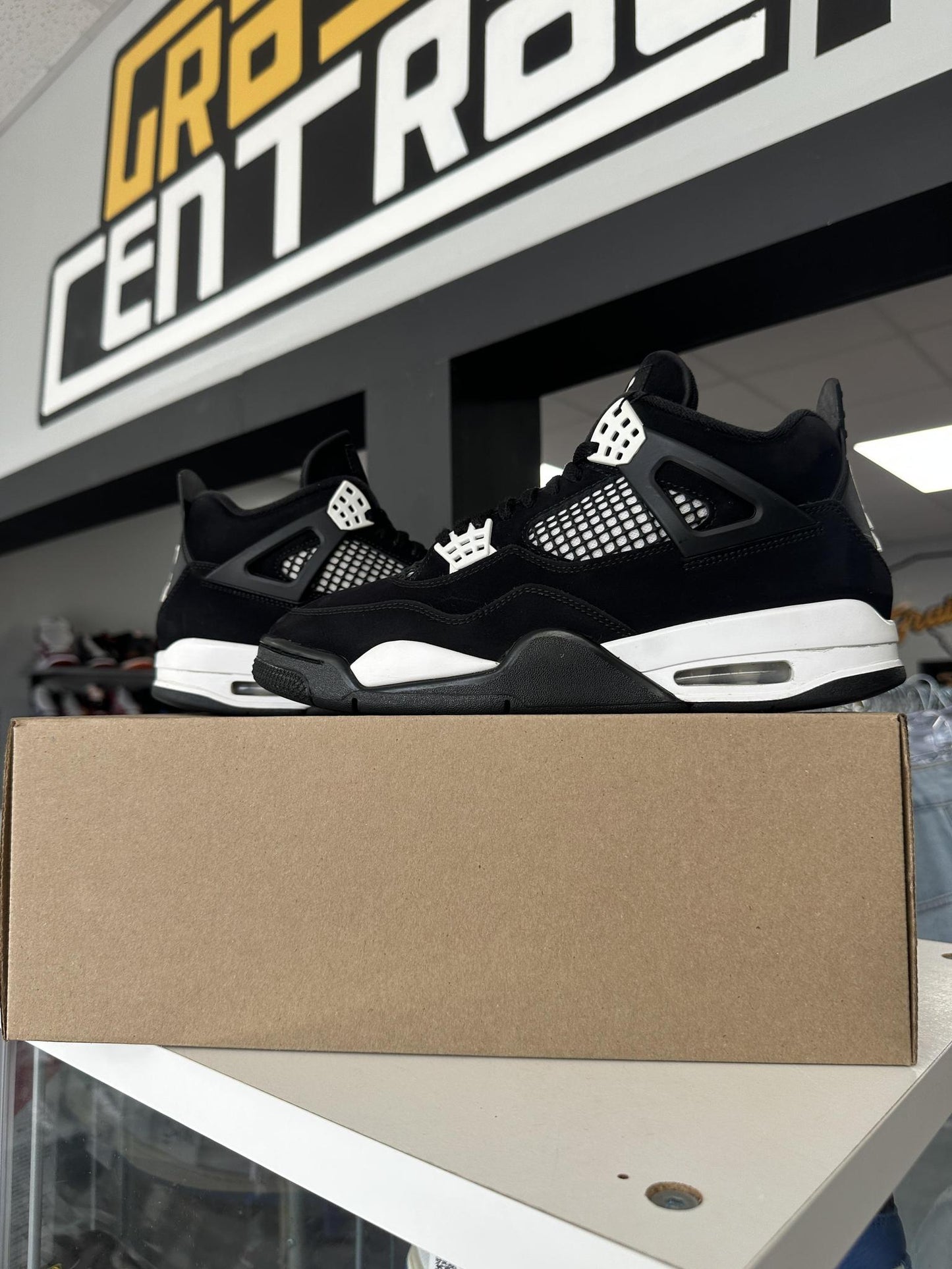 Jordan 4 "White Thunder" Size 9.5