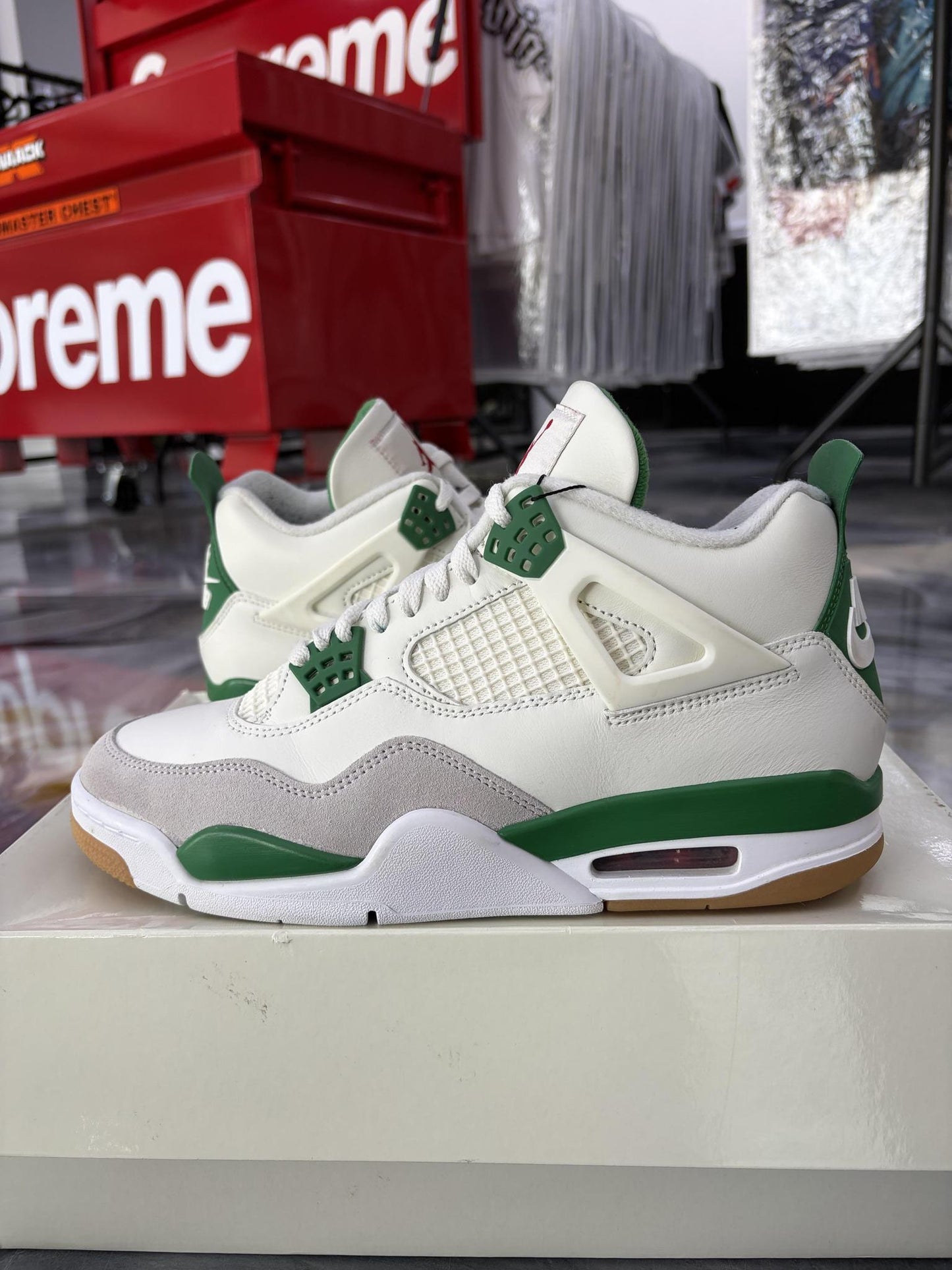 Jordan 4 SB "Pine Green" Used Size 9.5