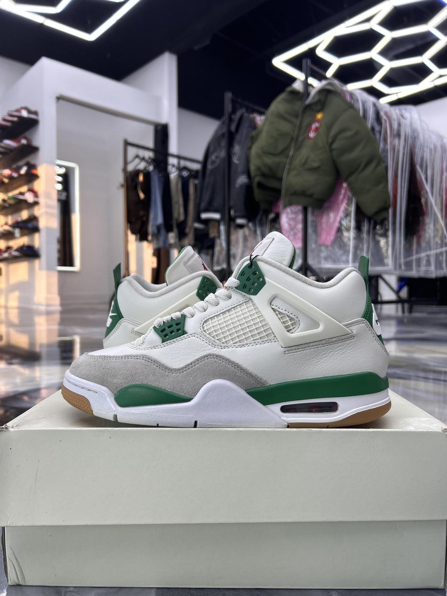 Jordan 4 SB "Pine Green" Used Size 8.5