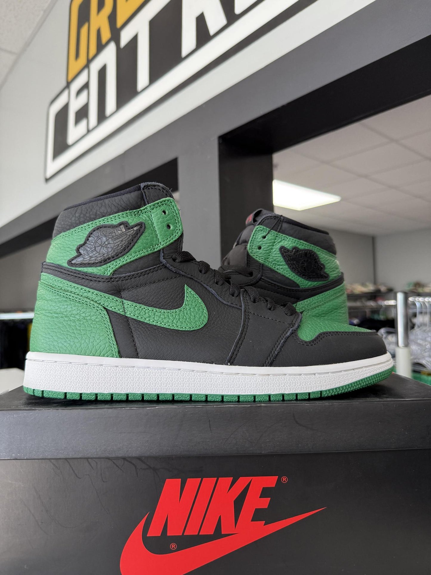 Jordan 1 "Pine Green 2.0" Used Size 9