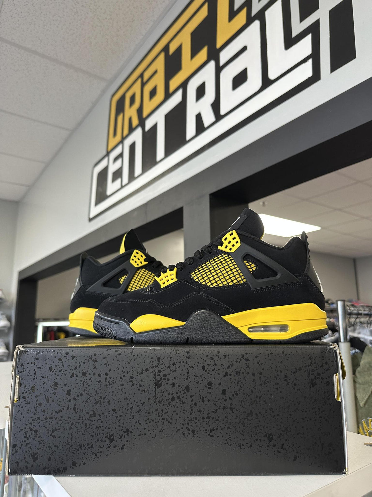 Jordan 4 "Thunder" Used Size 8.5