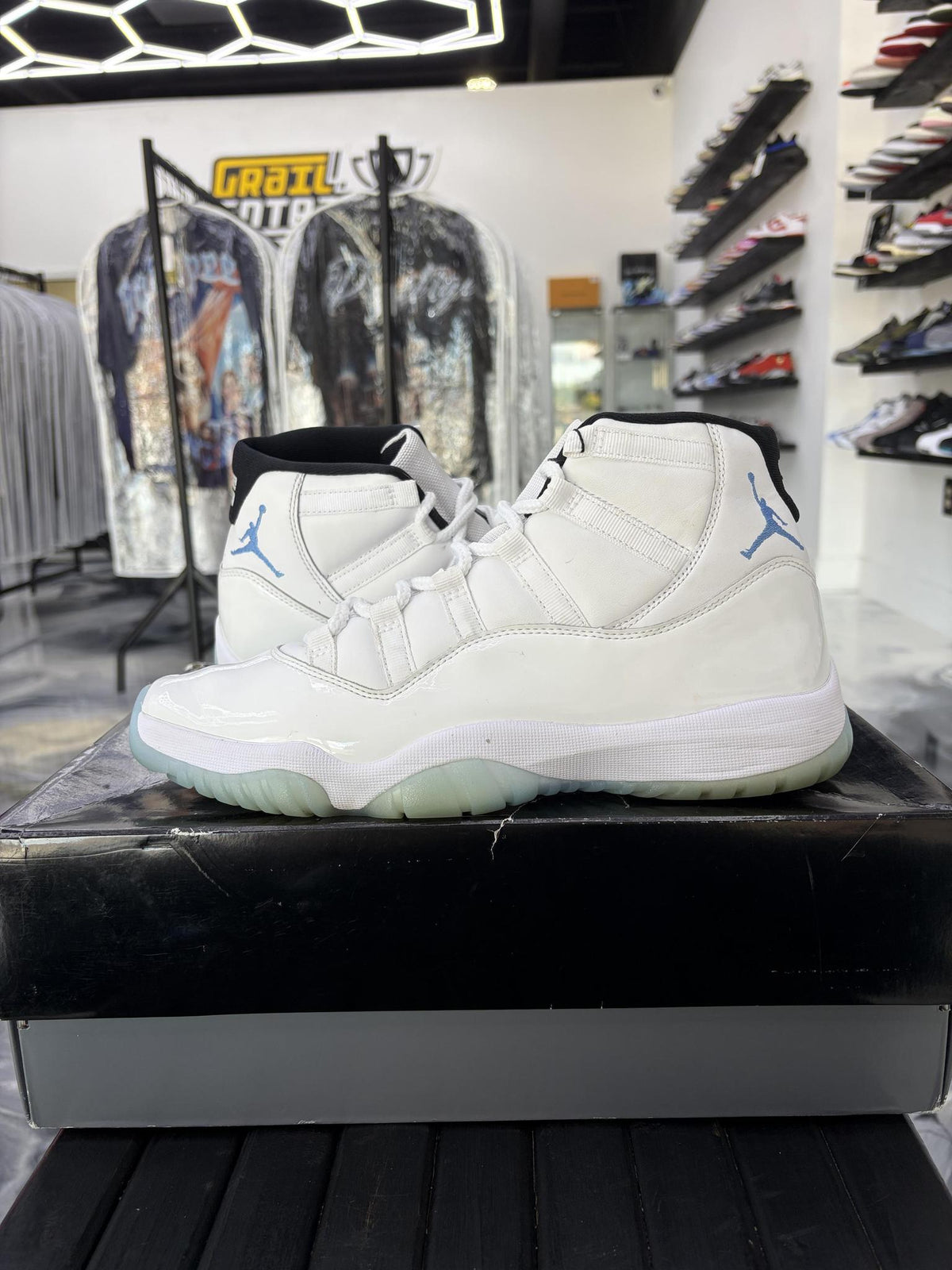 Jordan 11 "Legend Blue" Used Size 9.5
