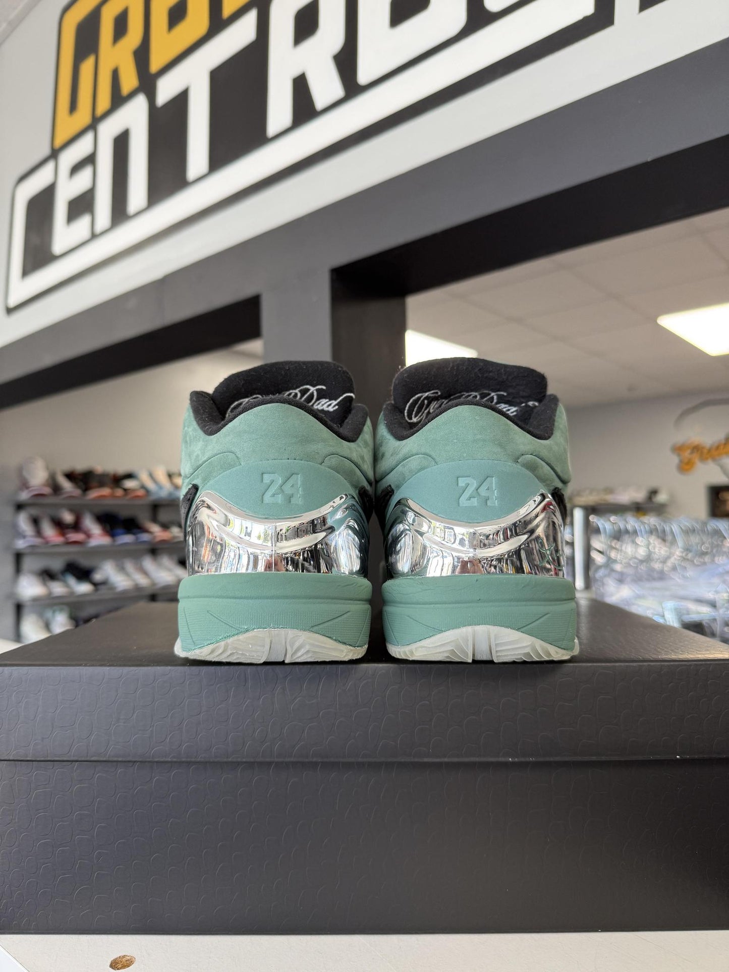 Kobe 4 Girl "Dad" Used Size 12