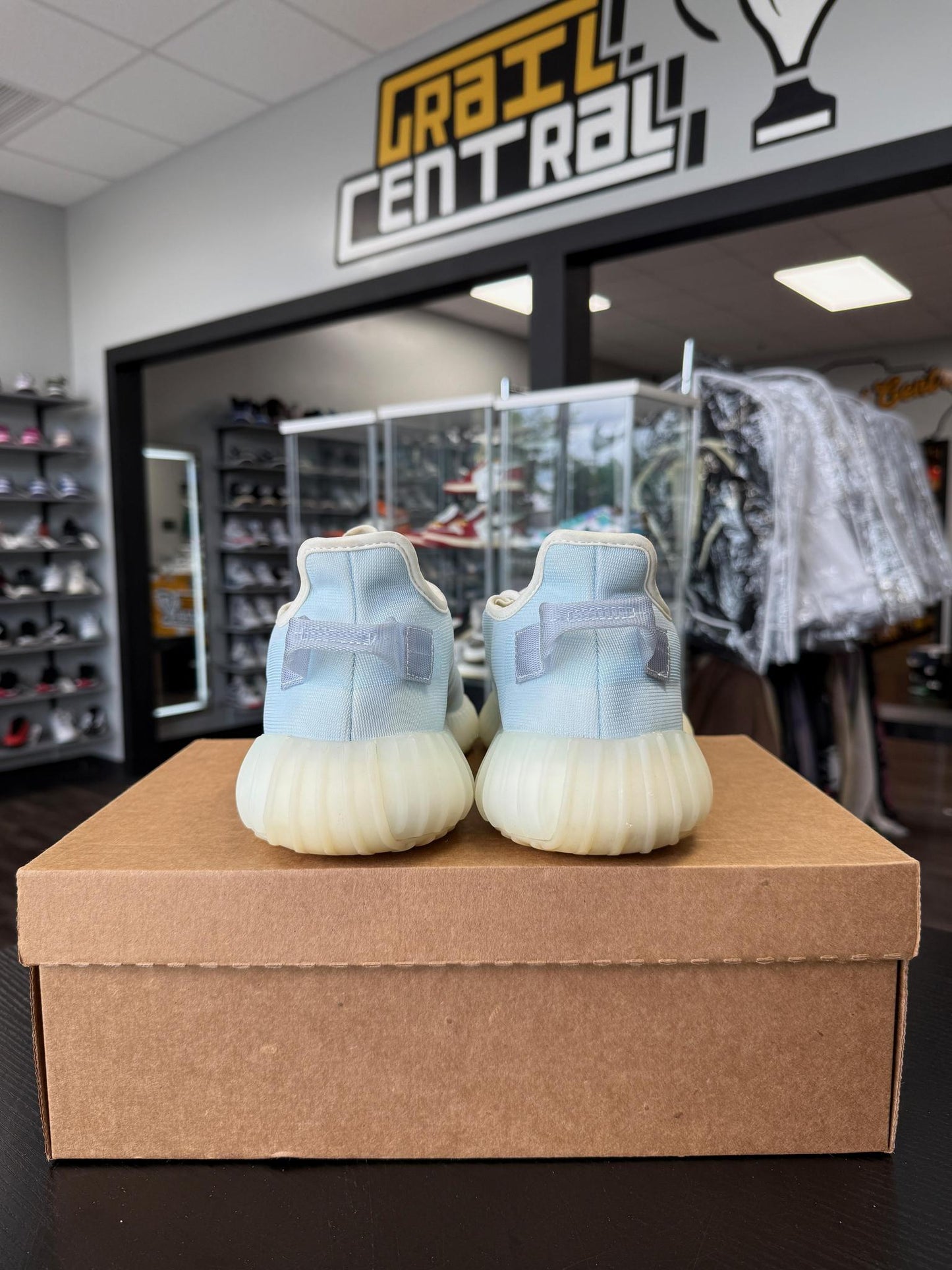 Yeezy 350 "Mono Ice" Used Size 10