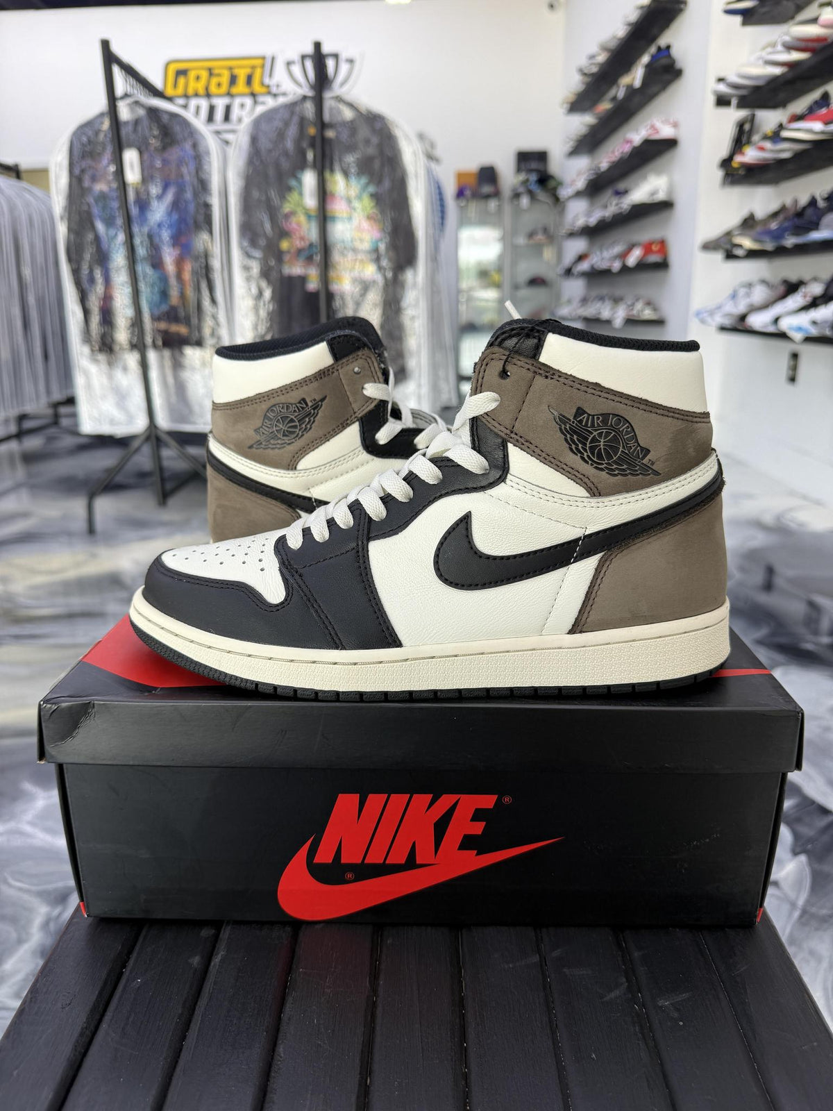 Jordan 1 "Mocha" Used Size 9.5