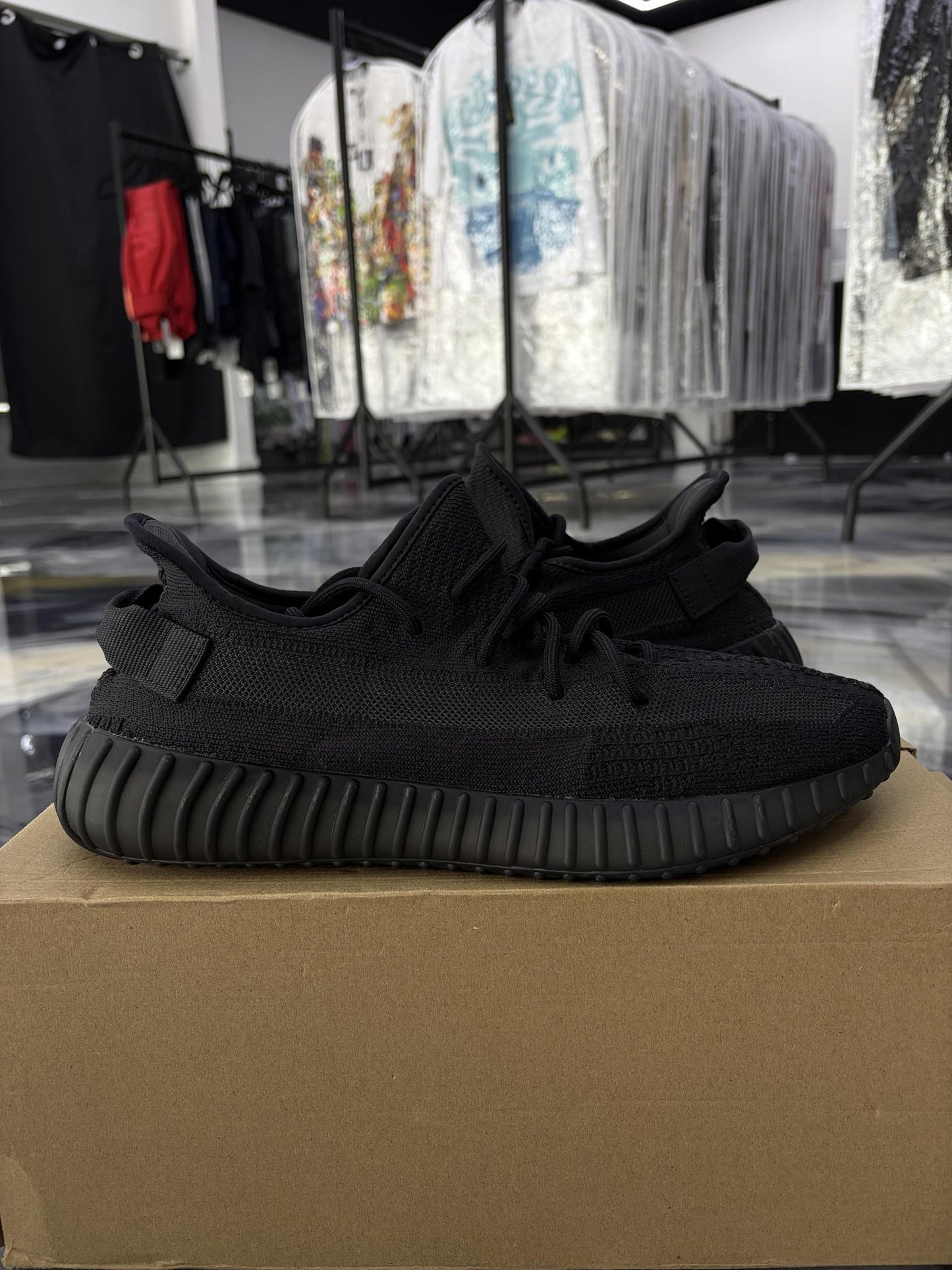 Yeezy 350 V2 "Onyx" Used Size 11.5