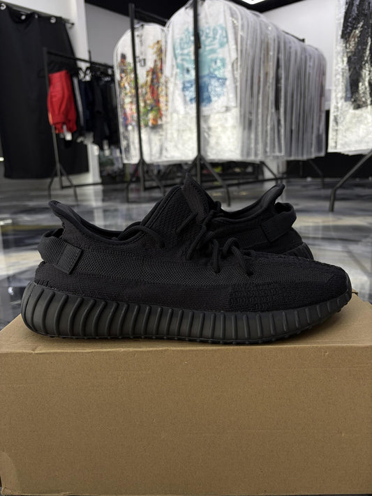 Yeezy 350 V2 "Onyx" Used Size 11.5