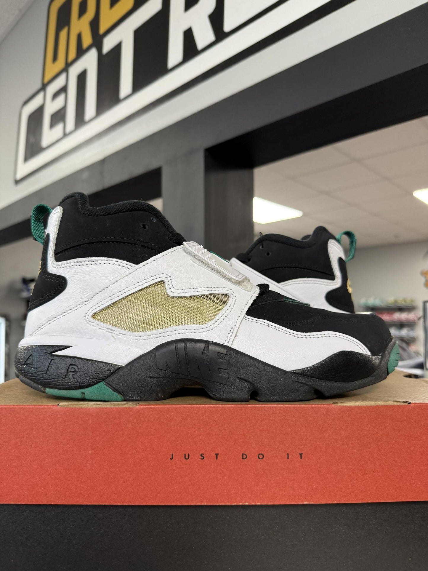 Nike Diamond Turf "Emerald" Used Size 10