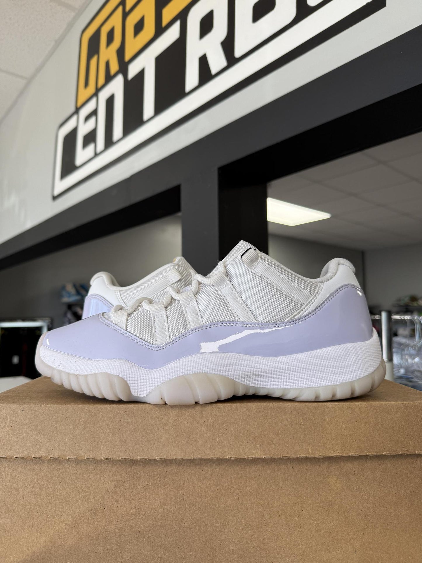 Jordan 11 "Pure Violet" Used Size 9.5