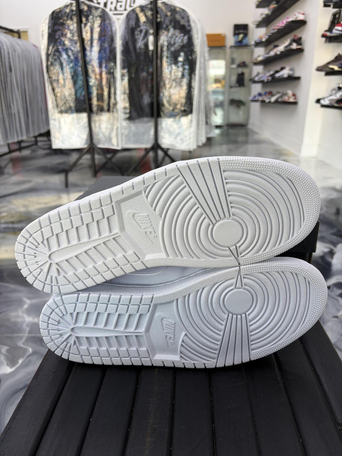 Jordan 1 Low "Triple White" Used Size 11
