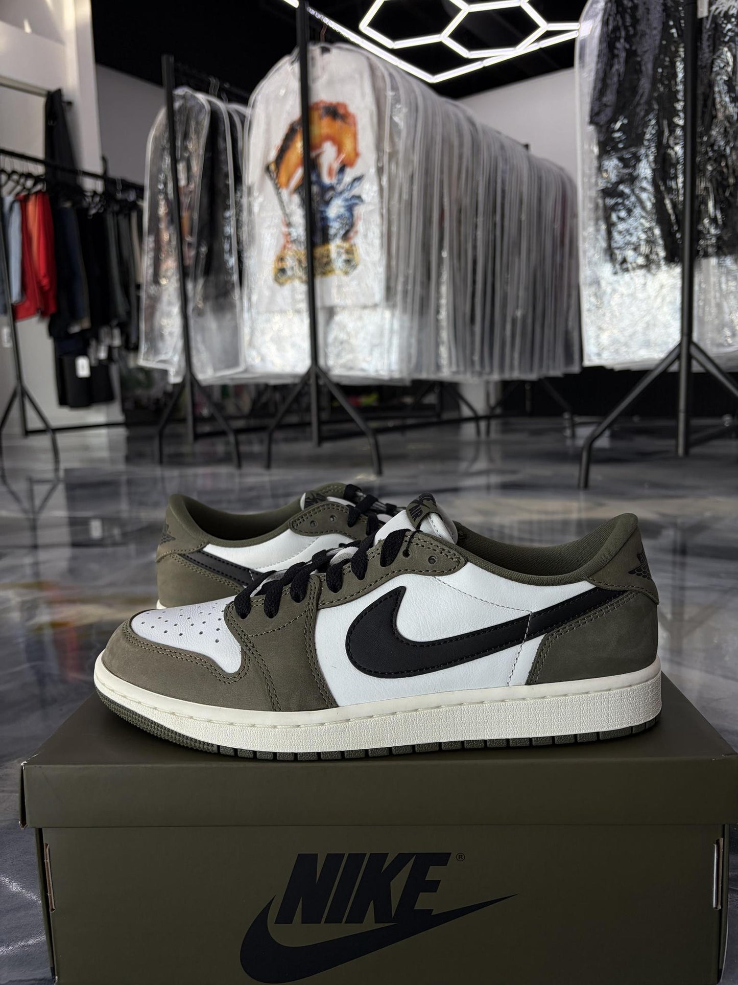 Jordan 1 Low "Medium Olive" Used Size 9.5