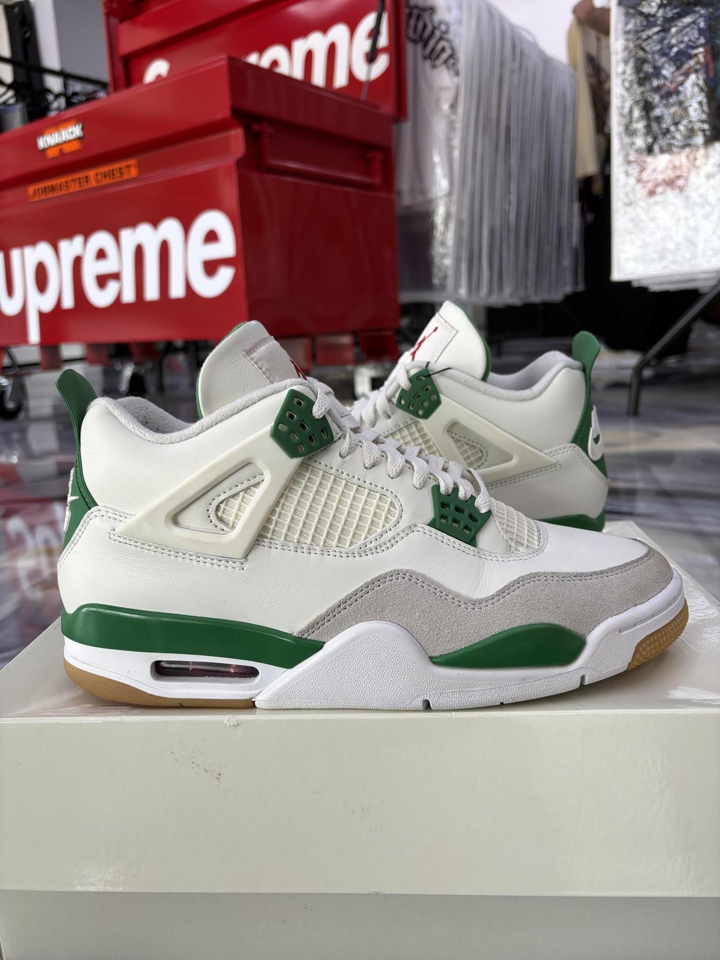 Jordan 4 SB "Pine Green" Used Size 9.5