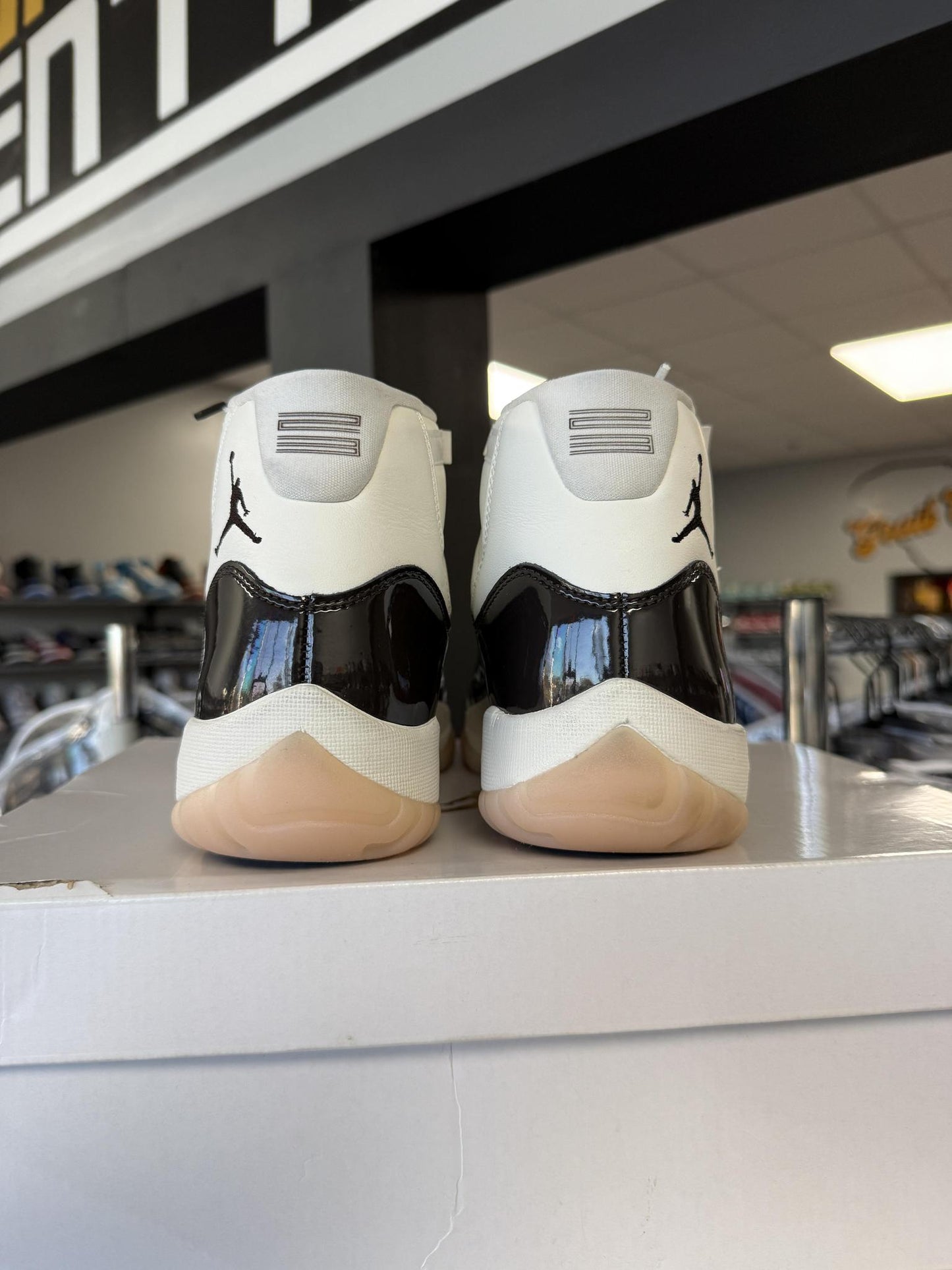Jordan 11 "Neapolitan" Used Size 7.5