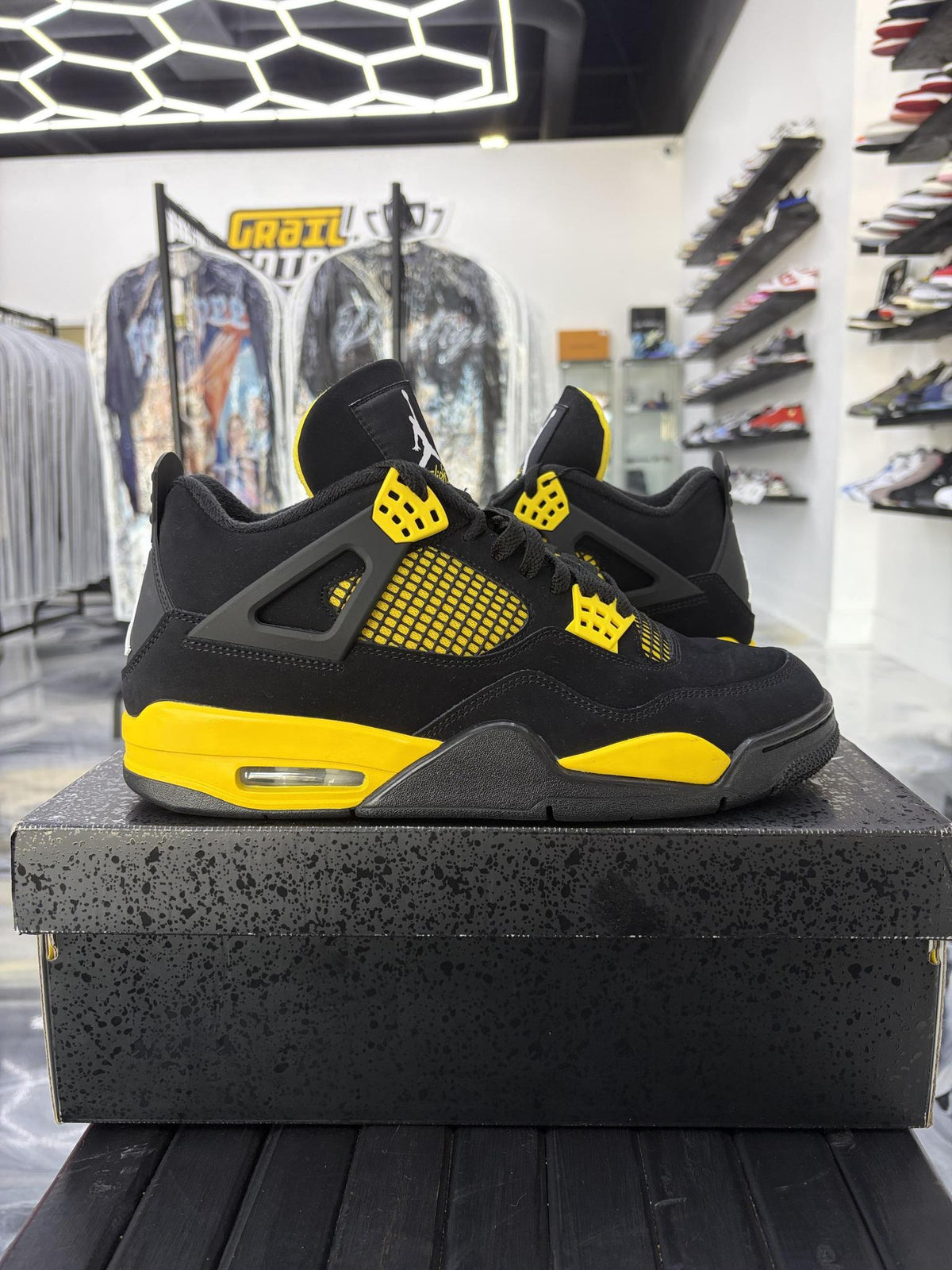 Jordan 4 "Thunder" Used Size 10.5