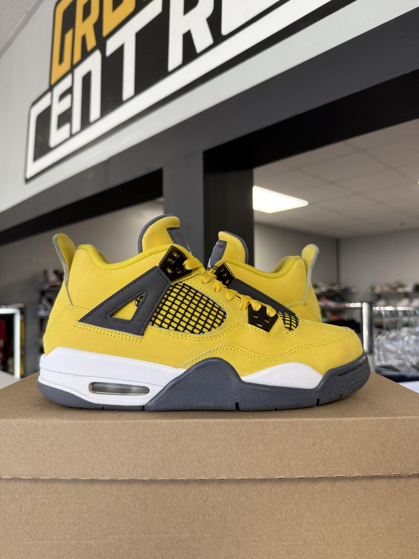 Jordan 4 "Lightning" Used Size 7Y/8.5W