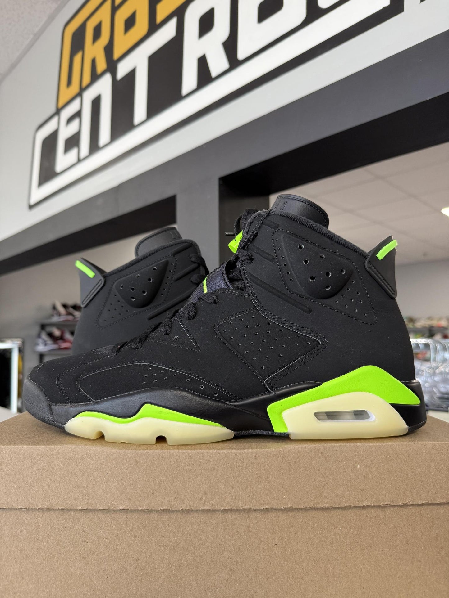 Jordan 6 "Electric Green" Used Size 10.5