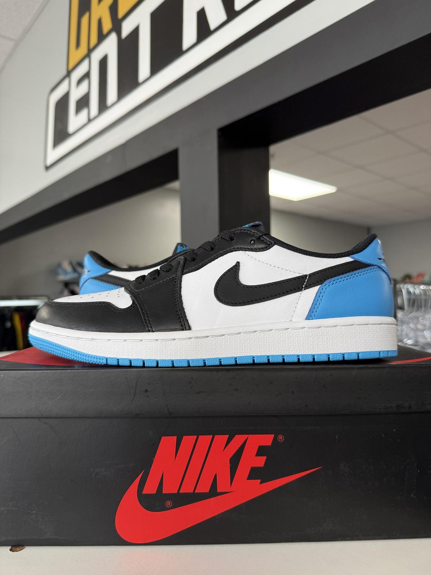 Jordan 1 Low "Powder Blue" Used Size 9.5