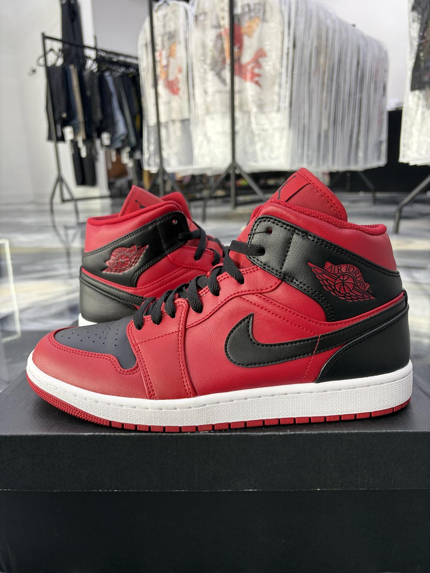Jordan 1 Mid "Reverse Bred" Used Size 10