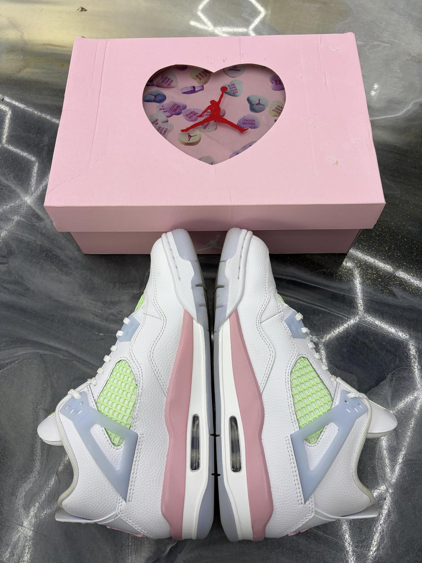 Jordan 4 "Valentines Day" Used Size 7Y/8.5W