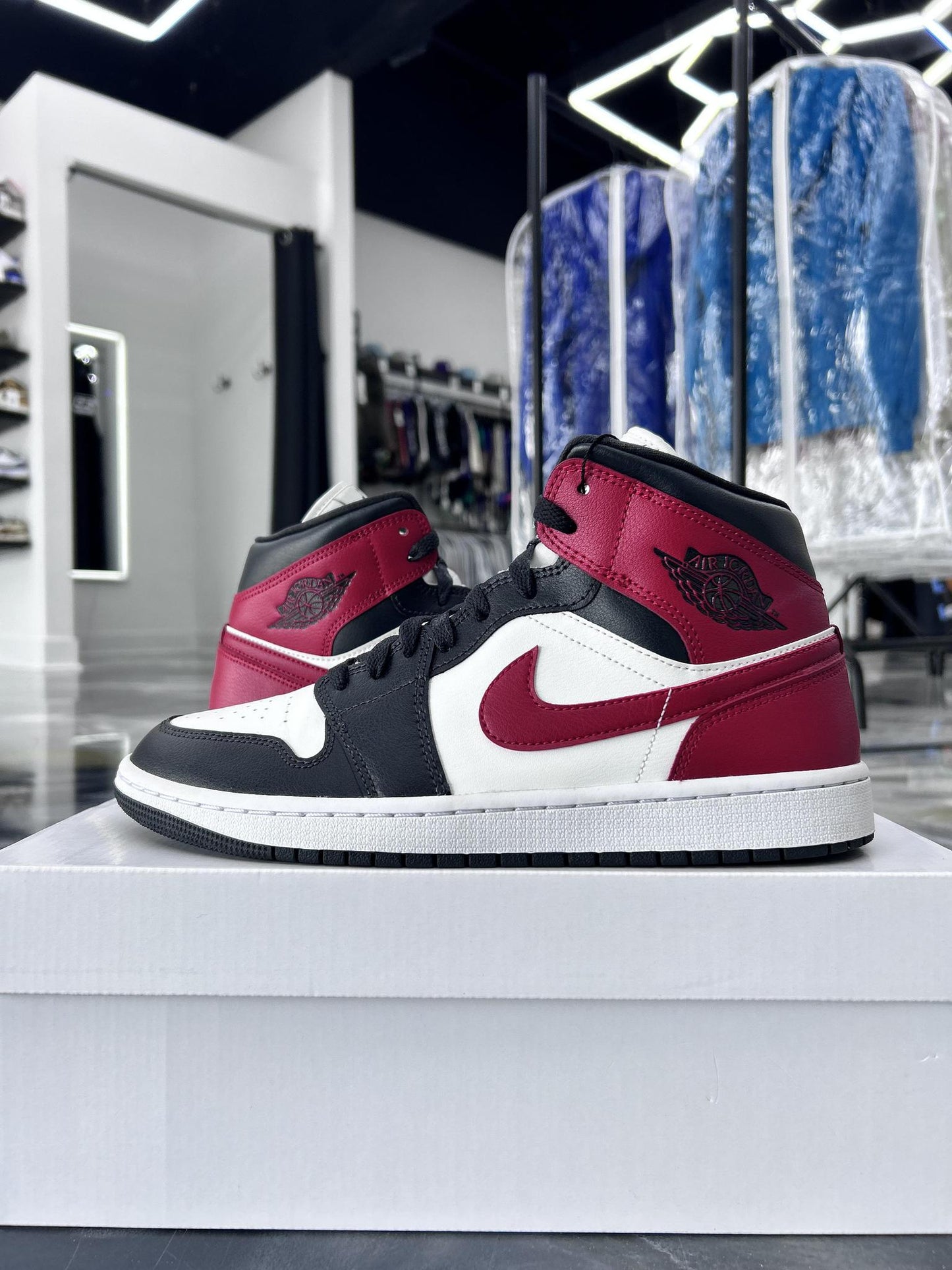 Jordan 1 Mid "Gym Red Off Noir" Used Size 9.5