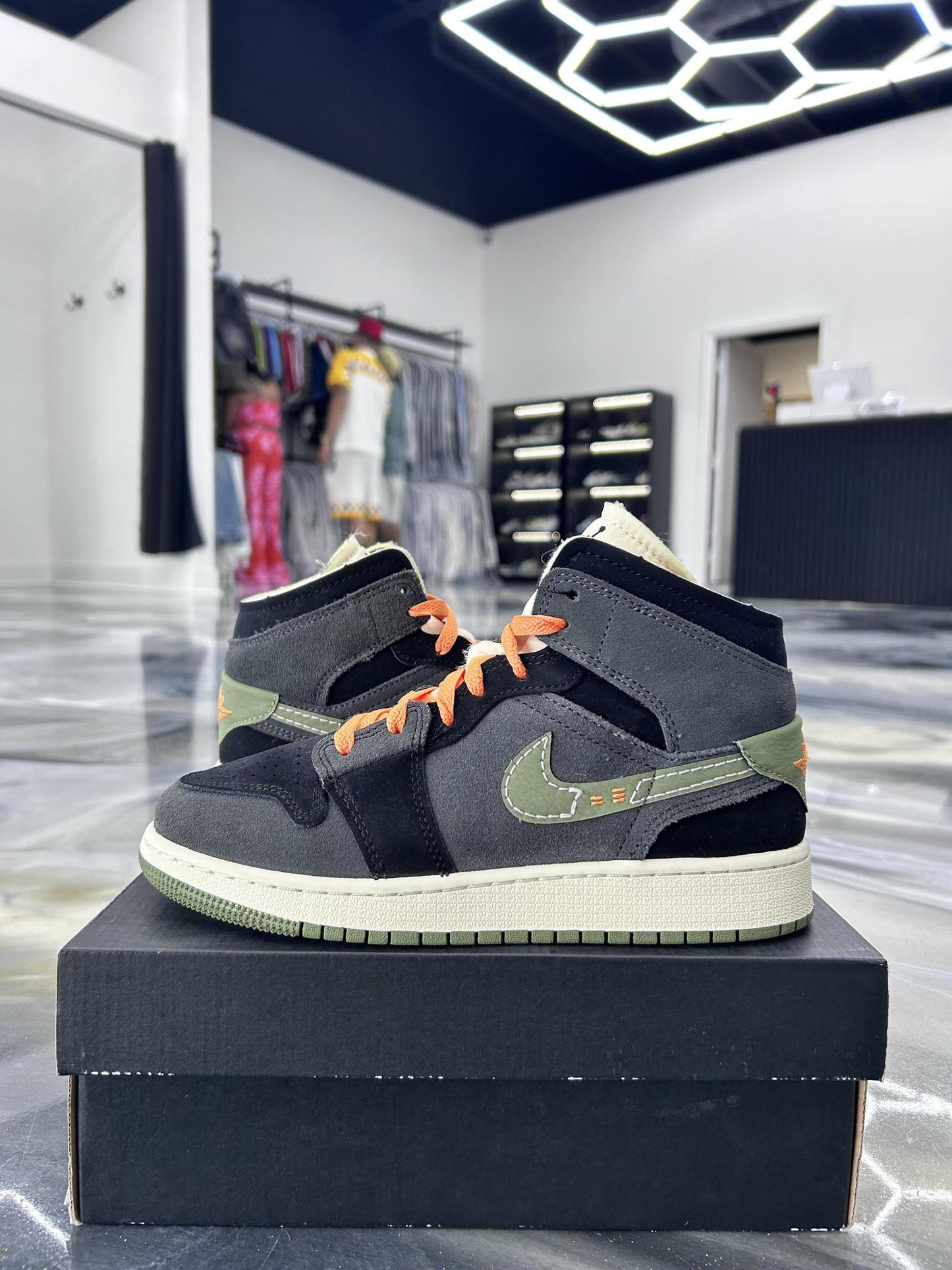 Jordan 1 Mid "Craft Olive" Used Size 5Y/6.5W