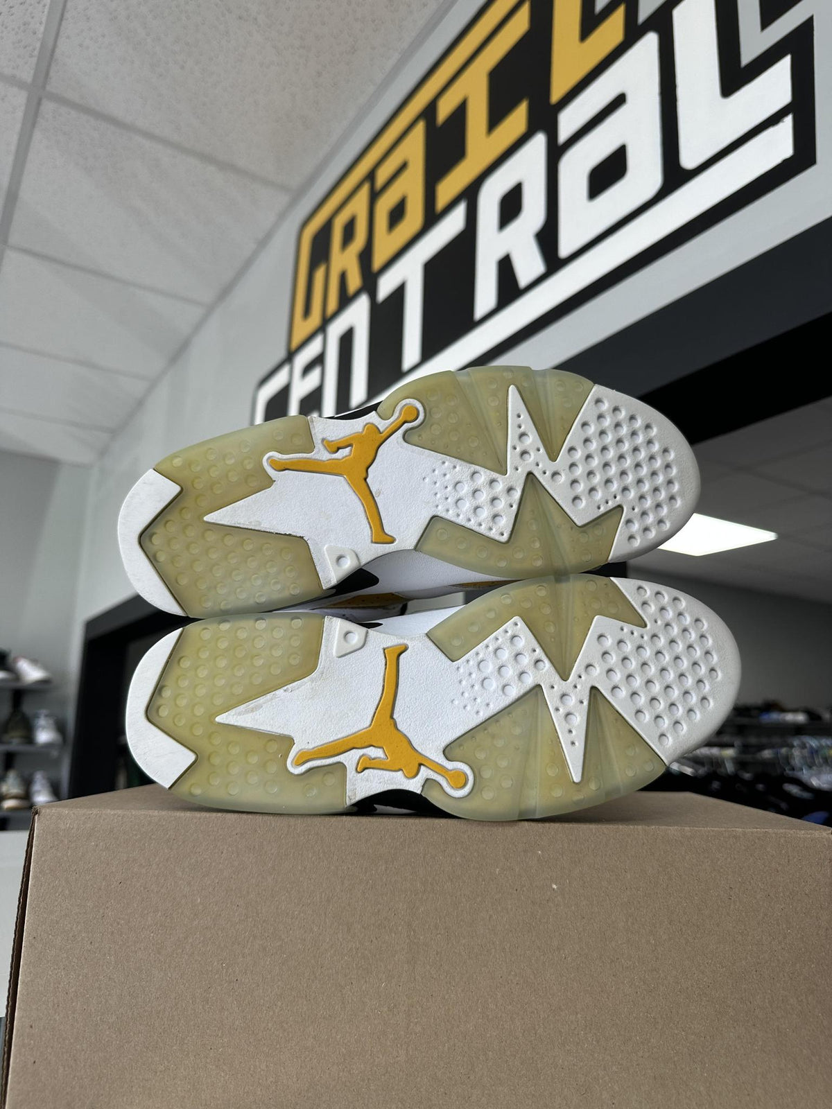 Jordan 6 Yellow Ochre Used