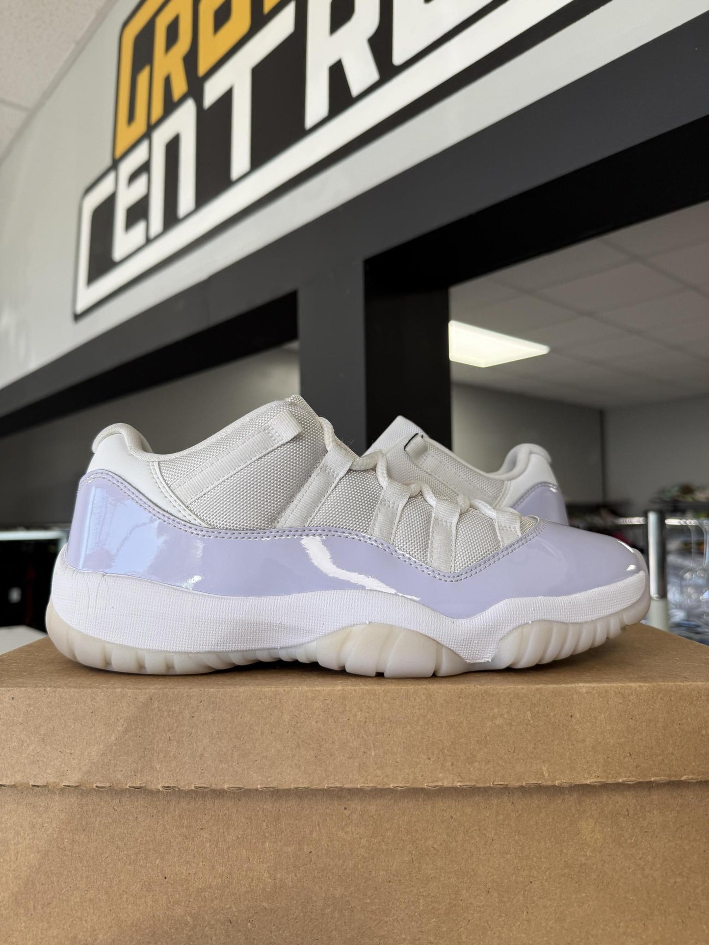 Jordan 11 "Pure Violet" Used Size 9.5