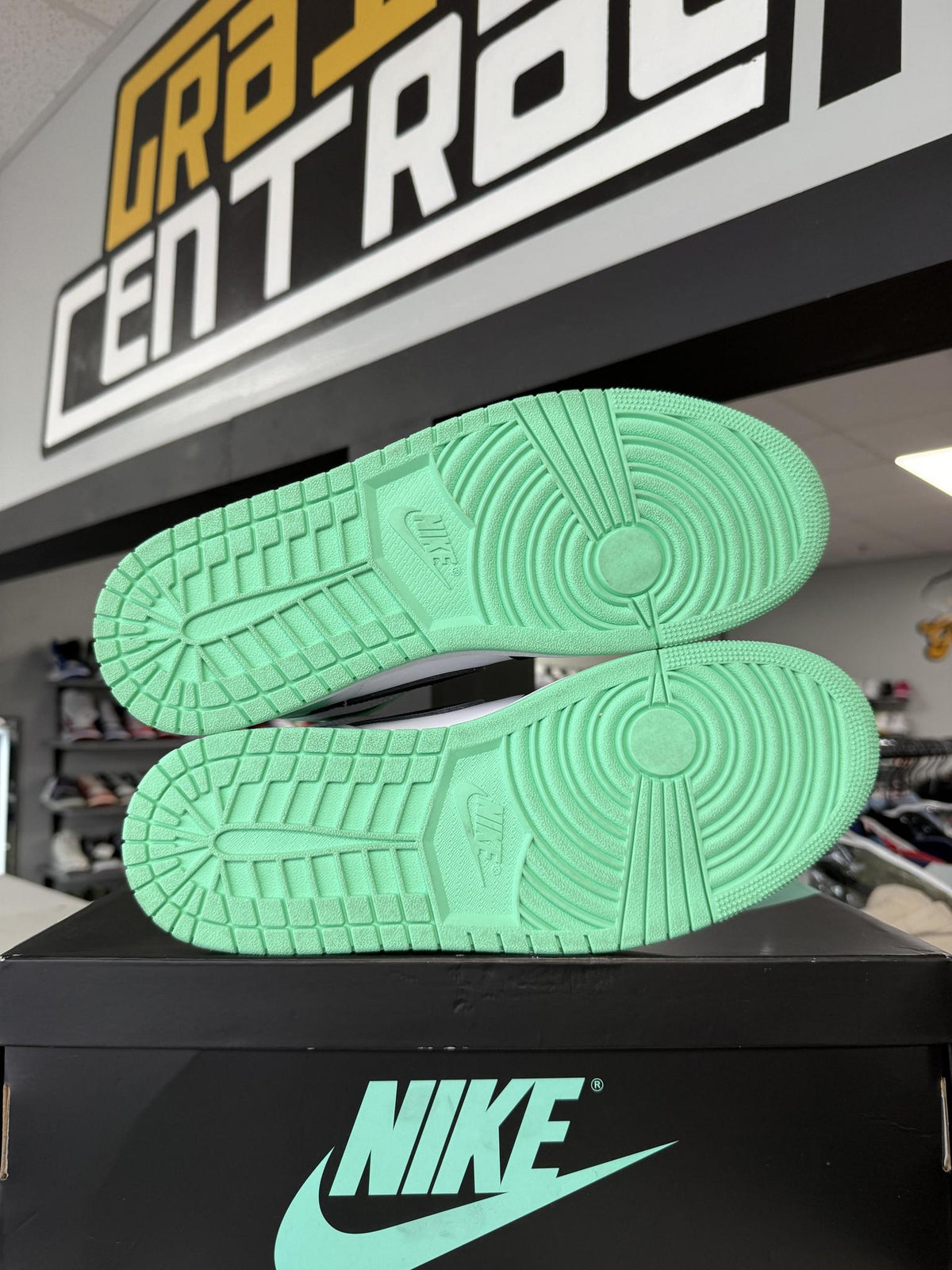 Jordan 1 "Green Glow" Used Size 11