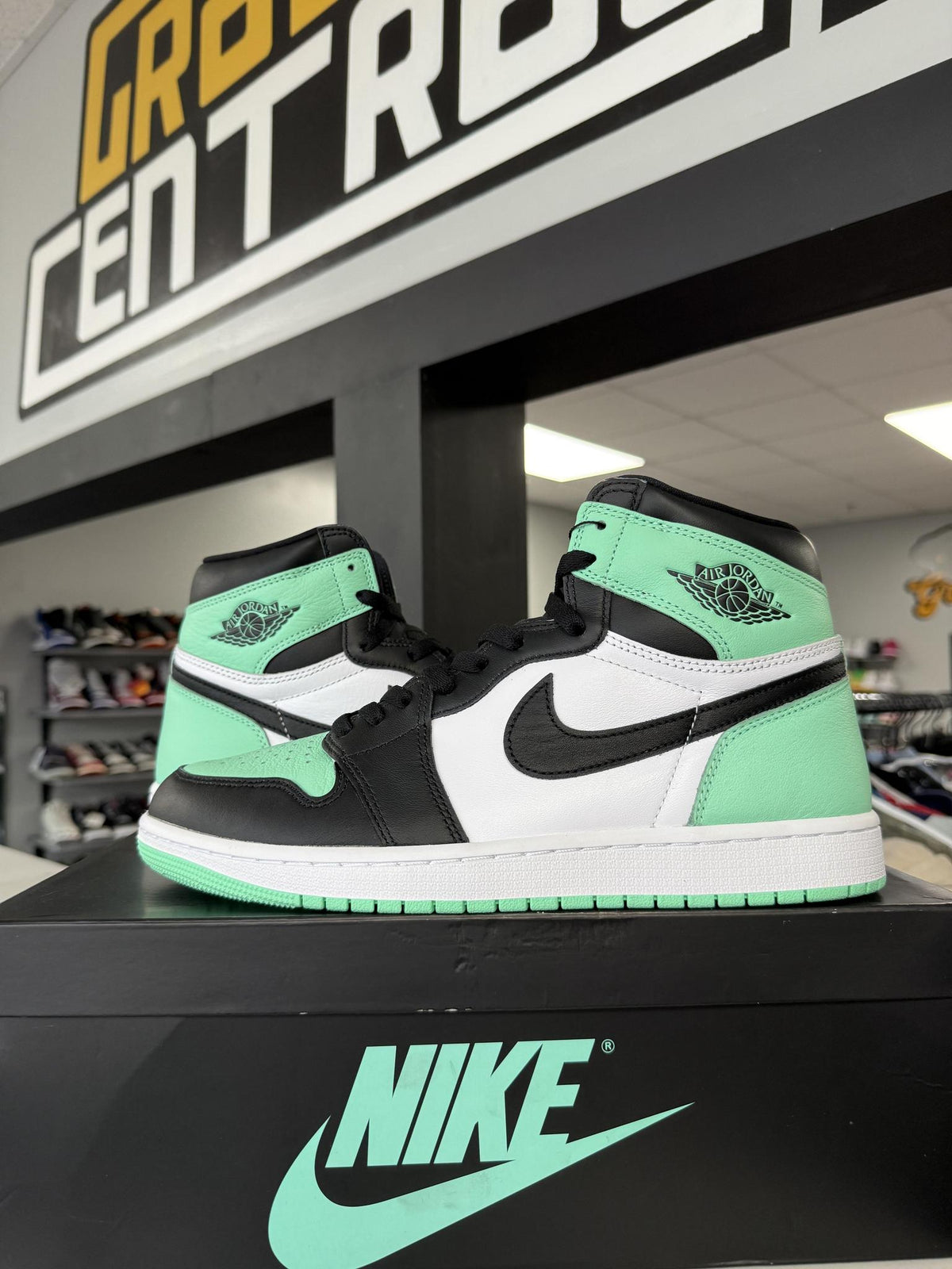 Jordan 1 "Green Glow" Used Size 11