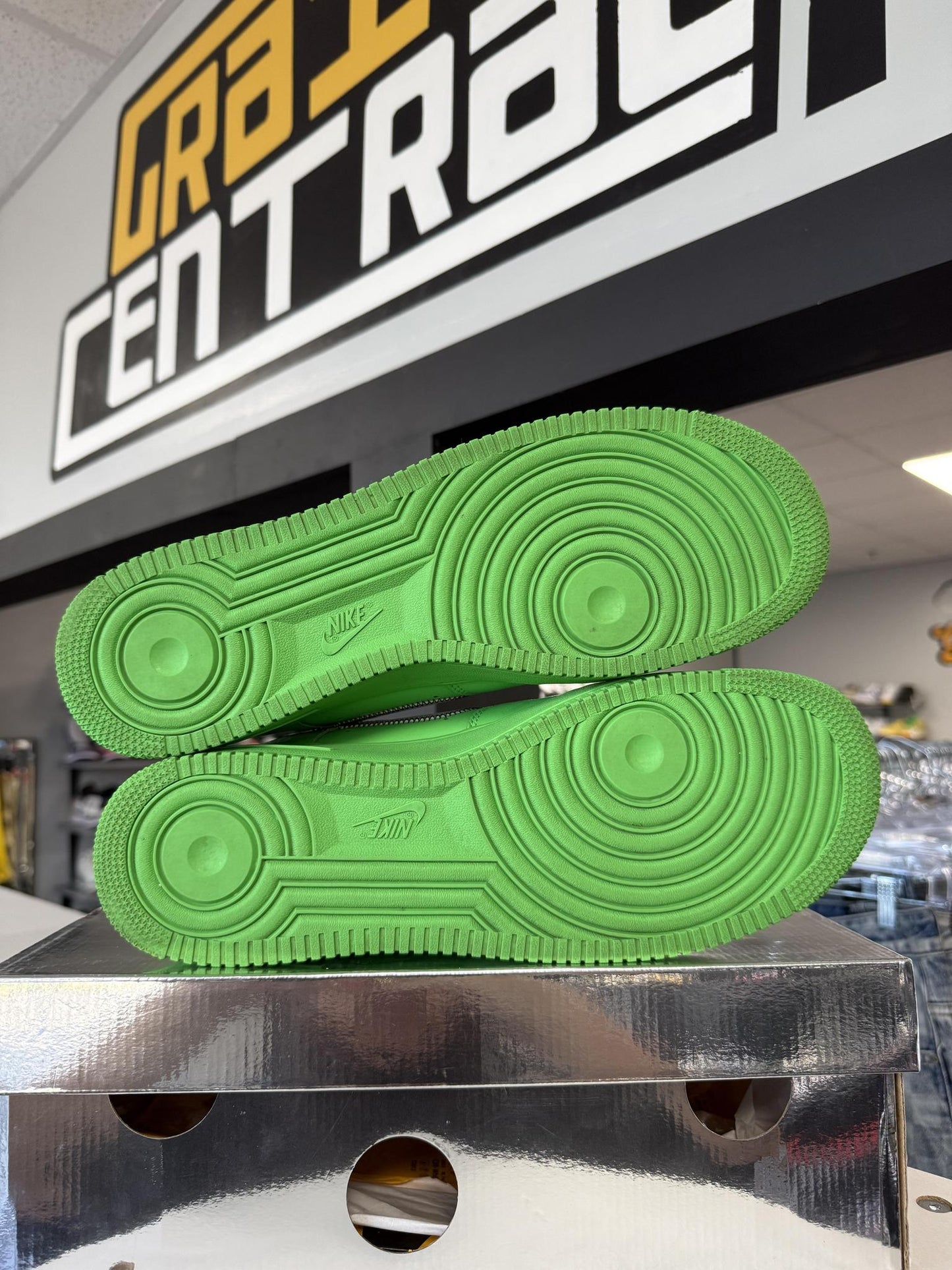 Nike Off White Air Force 1 "Green" Used Size 13