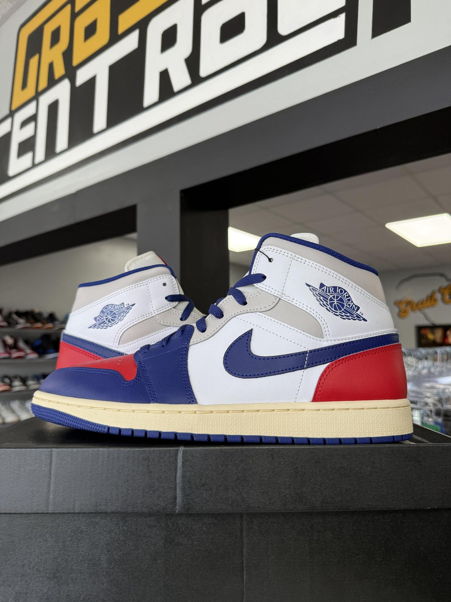 Jordan 1 Mid "Rare Air" Used Size 12