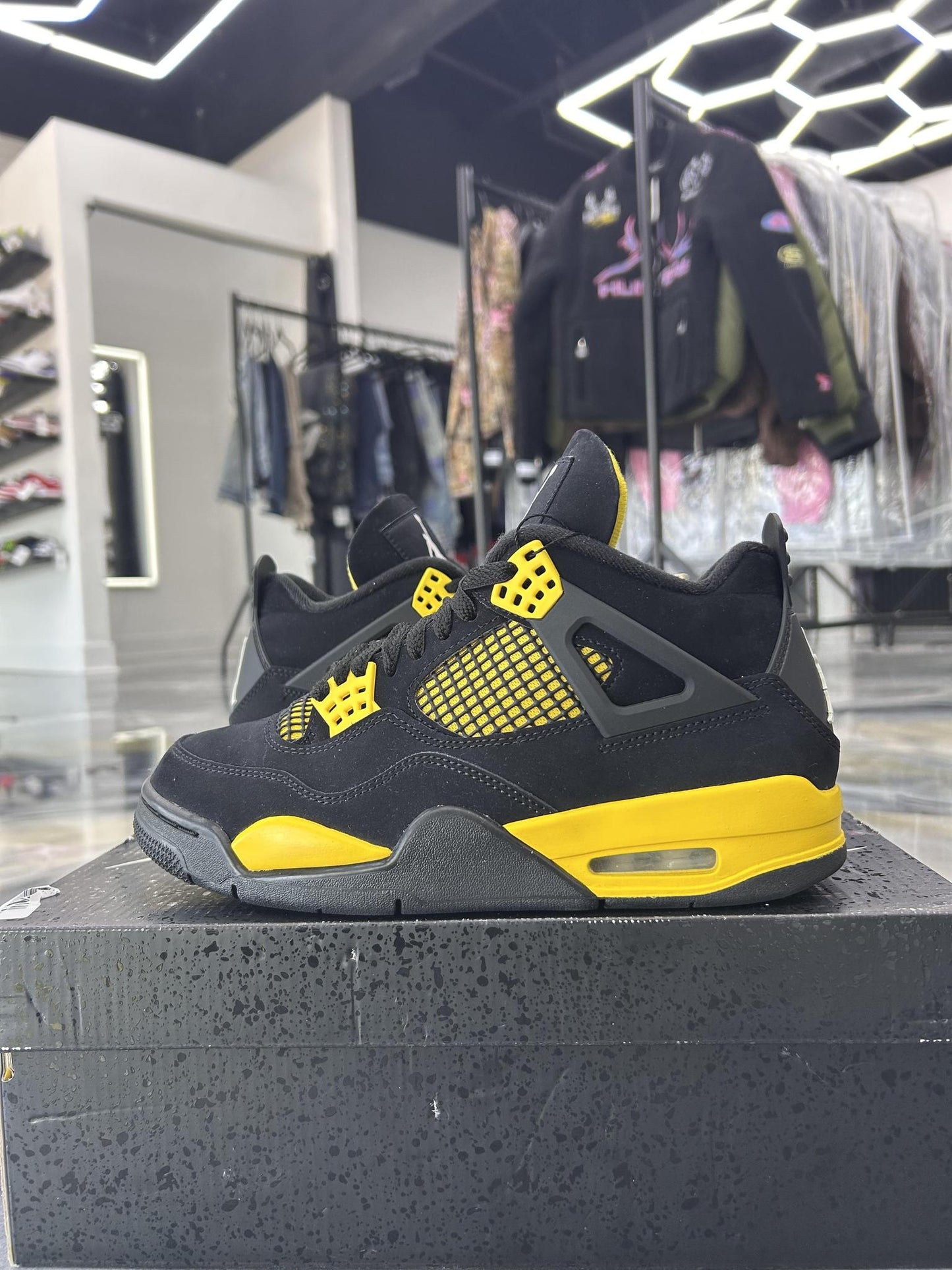 Jordan 4 "Thunder" Used Size 7Y/8.5W