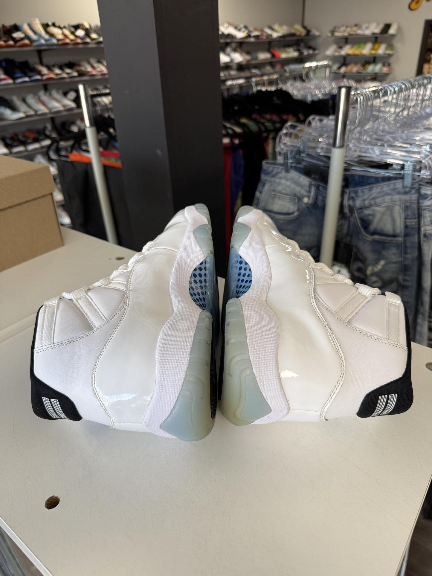 Jordan 11 "Legend Blue" Used Size 9.5