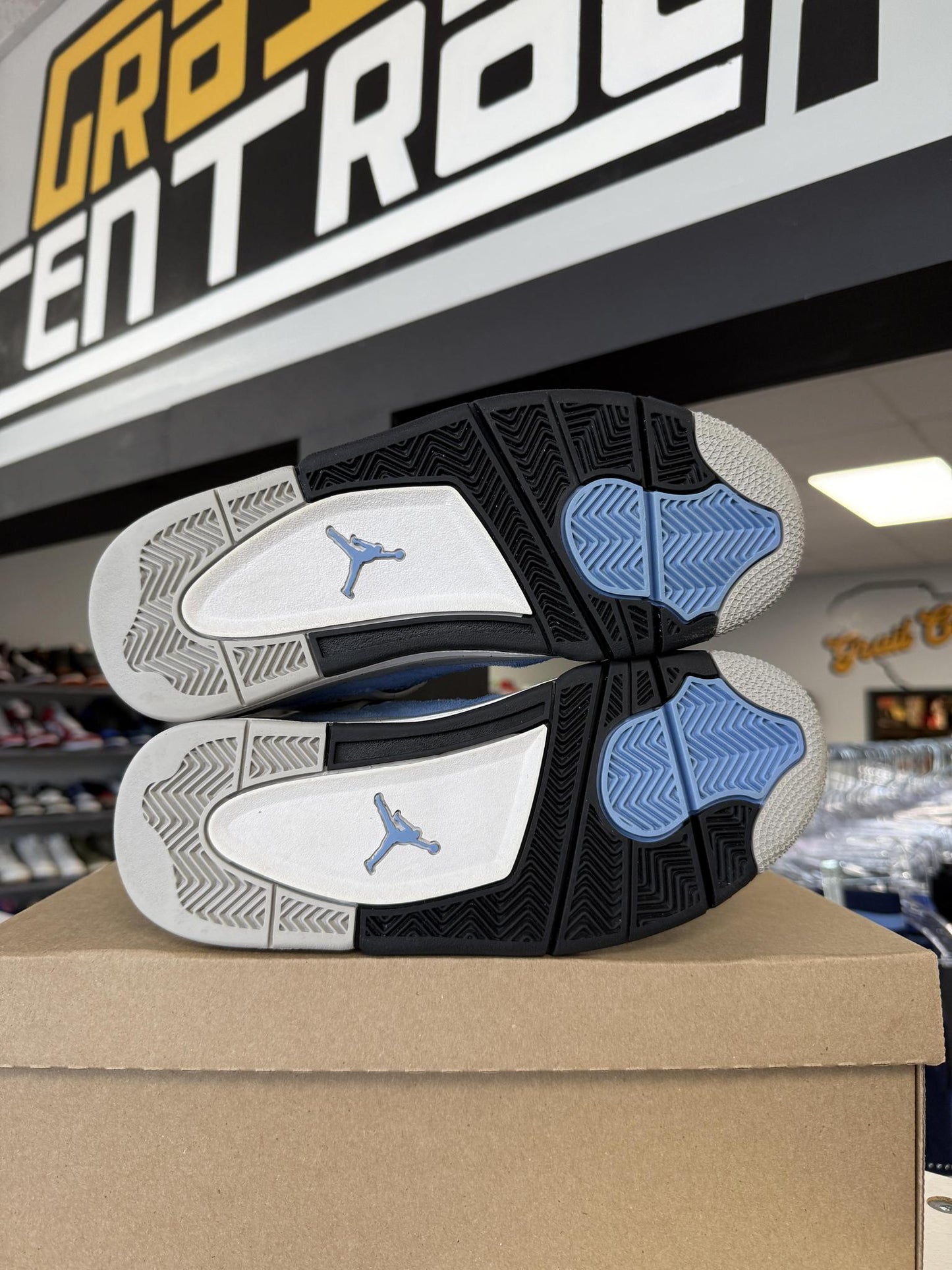 Jordan 4 "University Blue" Used Size 7Y/8.5W